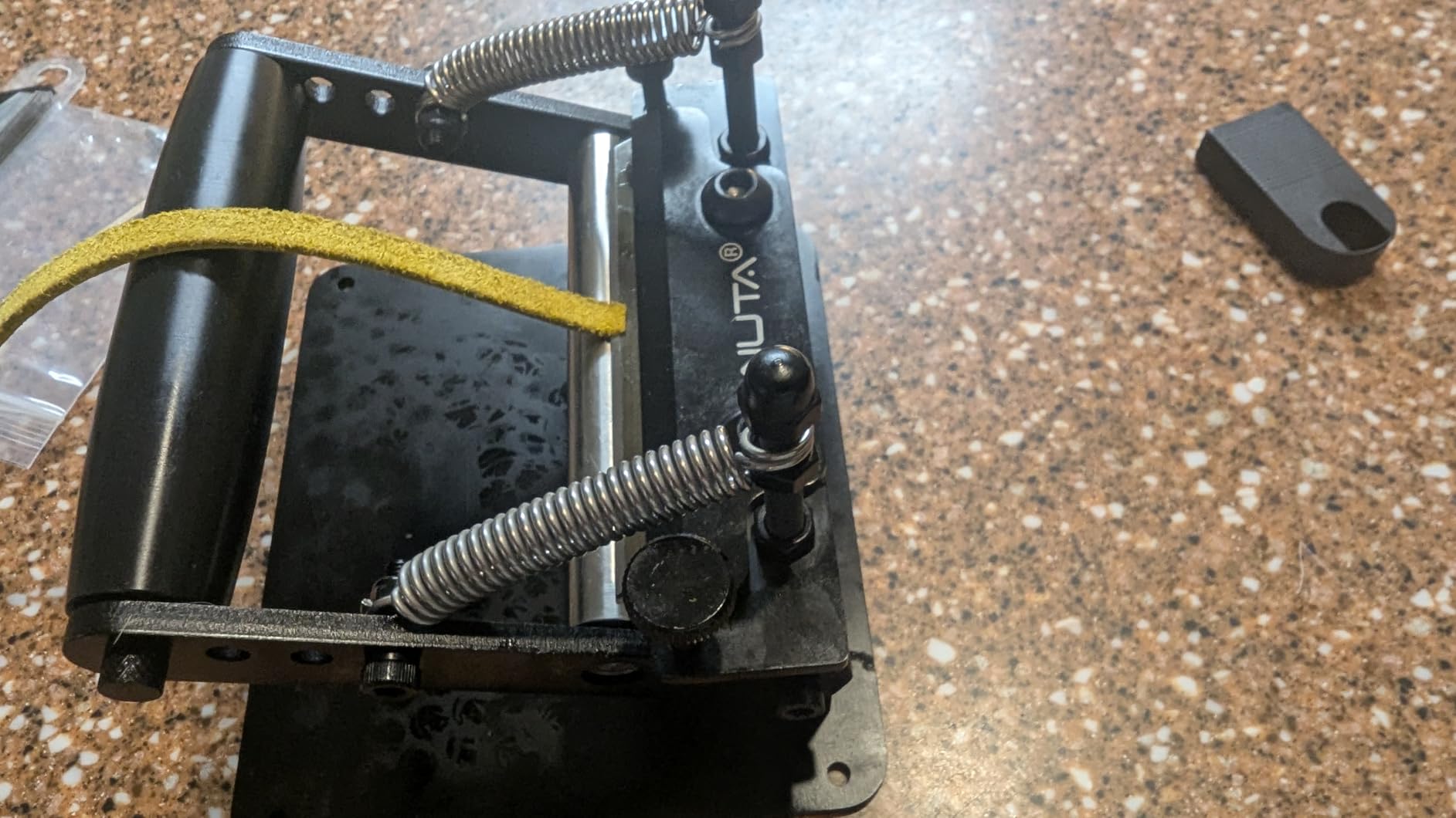 WUTA Leather Skiver,Upgraded Manual Leather Skiving Machine with D-Clip,Strap Cutting Thinning Tools,Leather Working Tools Leather Cutting Machine for DIY Leathercraft (Black) customer photo 1