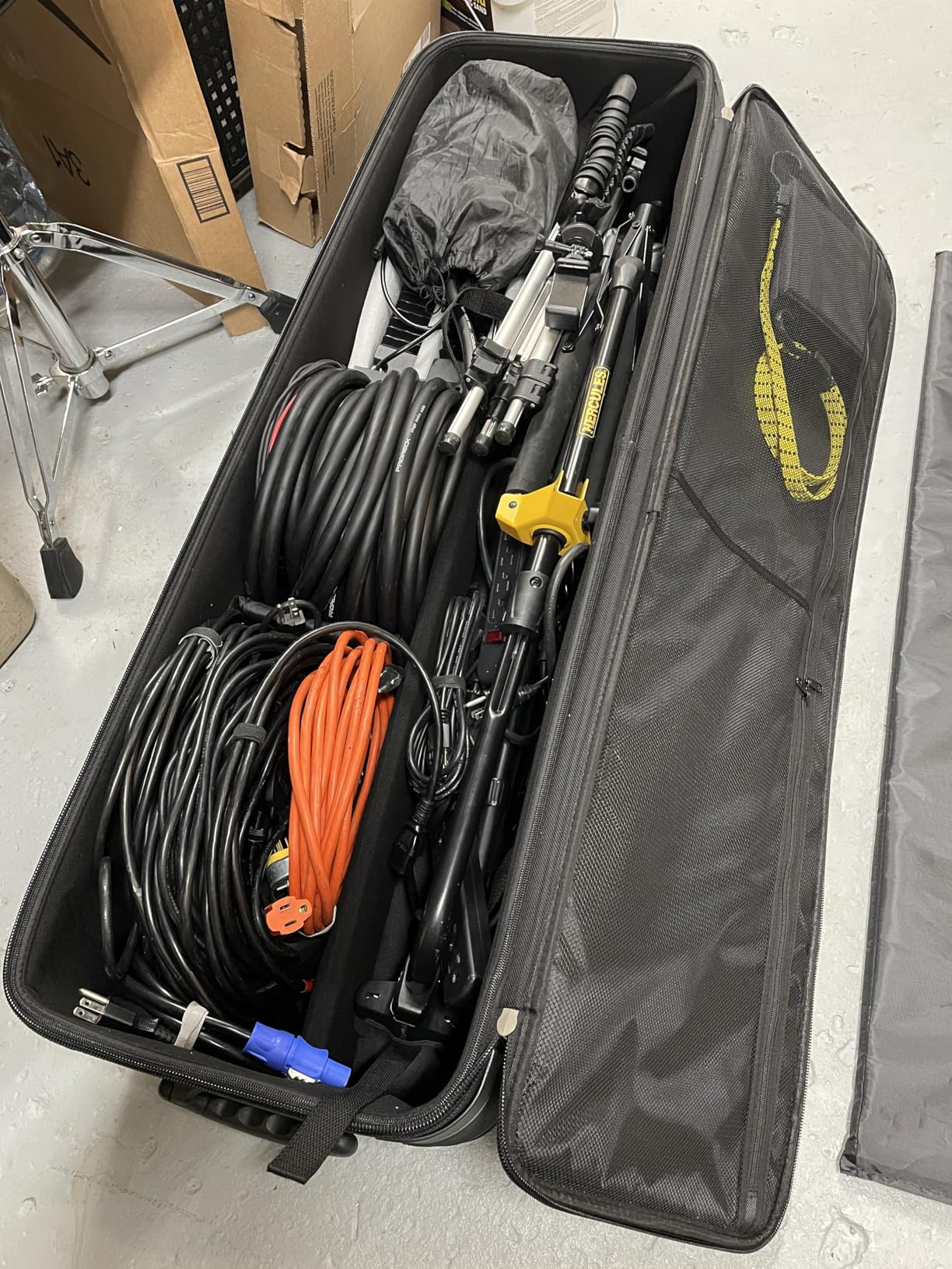 VEVOR Studio Equipment Trolley Case, 46.46 x 14.57 x 11.81 in / 118 x 37 x 30 cm, Rolling Camera Bag, Carrying Bag with Wheels Straps Padded Compartment Handle, for Light Stands, Tripods, Telescopes customer photo 1