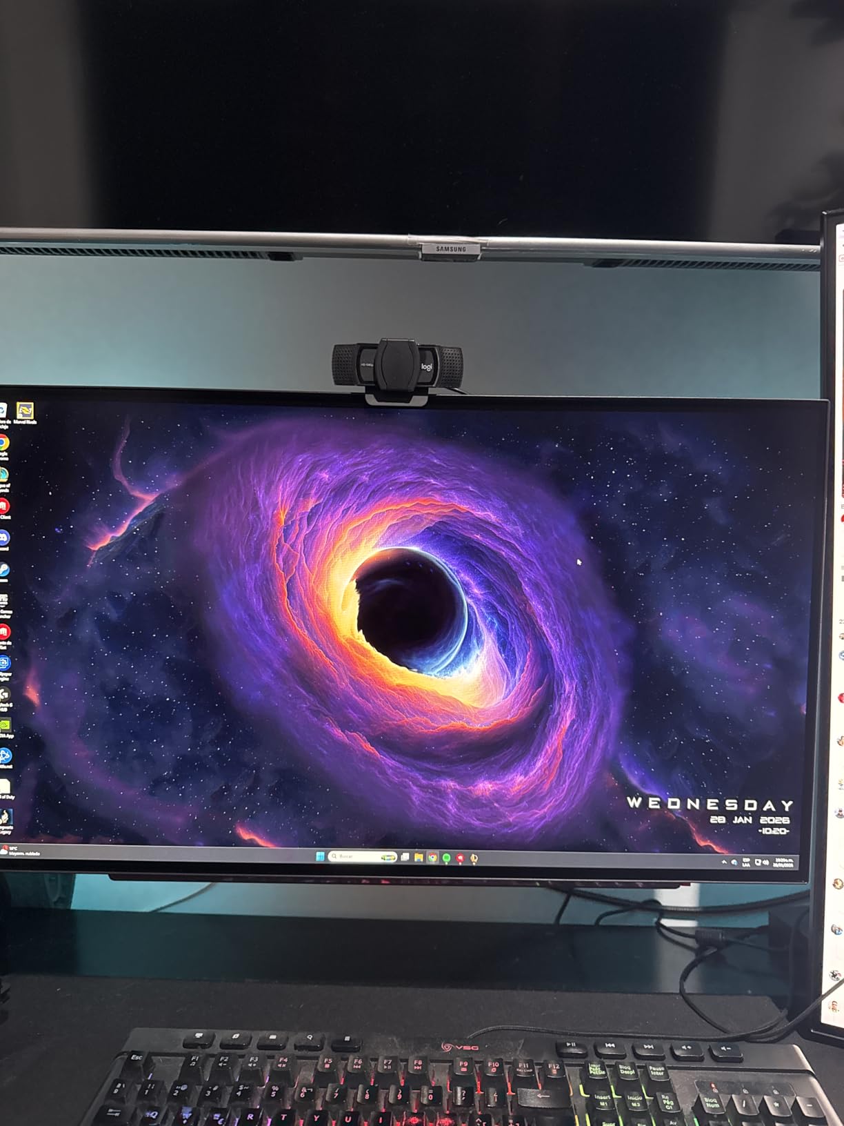 LG 32GX870A-B 32-inch Ultragear 4K UHD (3844 x 2160) OLED Gaming Monitor, Dual-Mode, 240Hz, 0.03ms, NVIDIA, AMD FreeSync Premium Pro, VESA DisplayHDR True Black 400, USB Type-C, DP2.1 customer photo 1