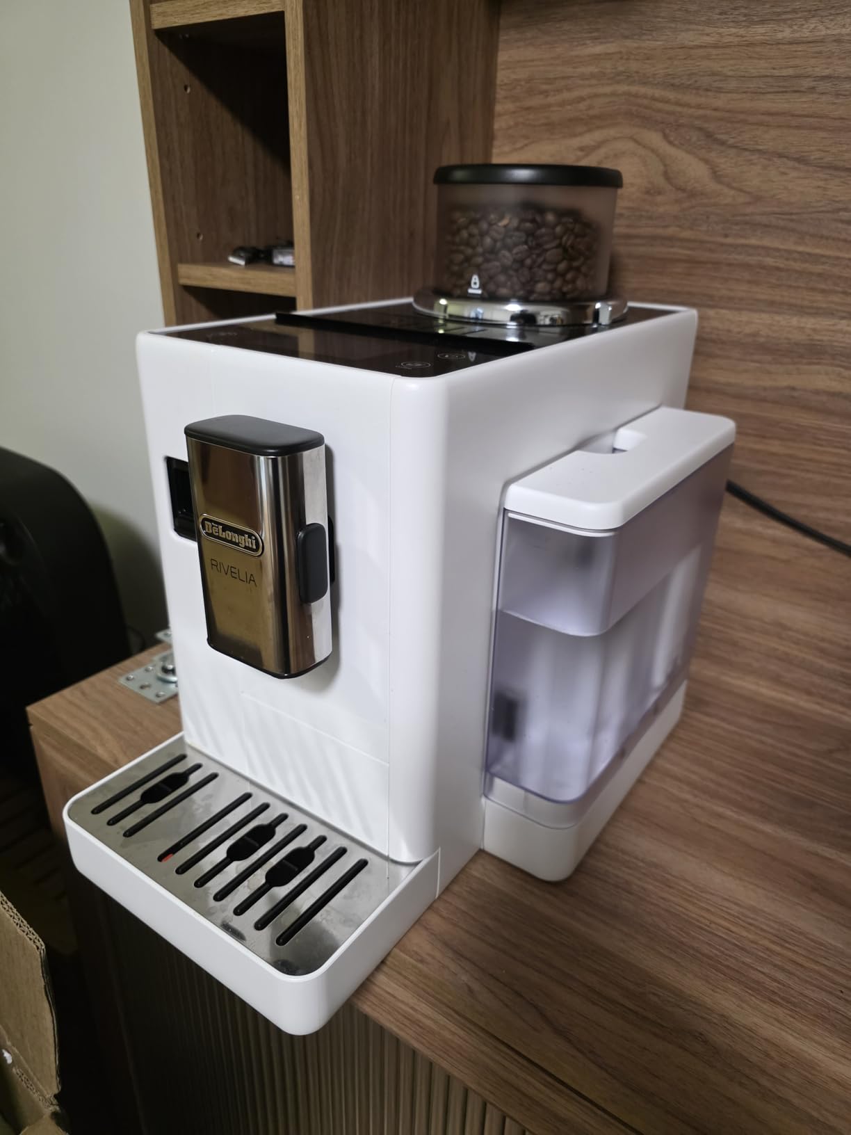 De'Longhi Rivelia Automatic Espresso Machine with Grinder & Milk Frother - Bean Switch System, Burr Grinder, Compact Italian Design customer photo 2
