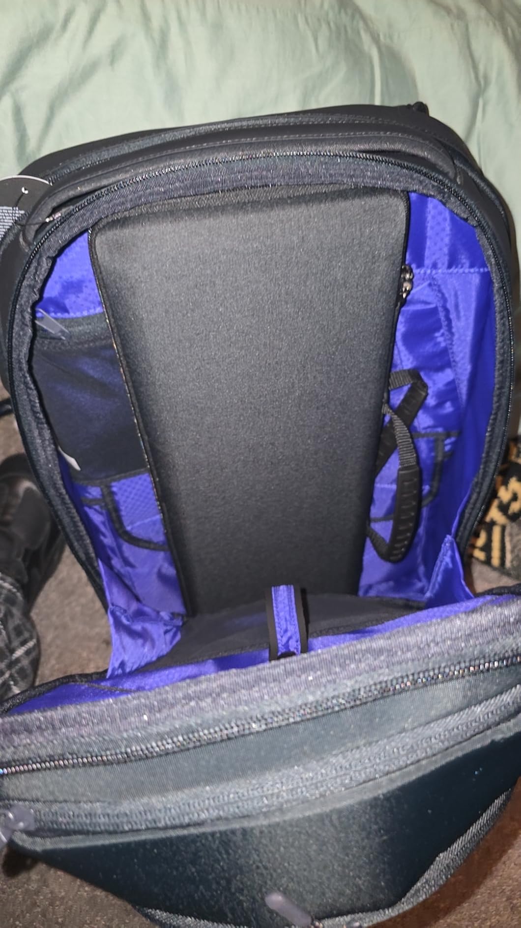 Alienware 18 Backpack - AW7825P - 28L Capacity, 3D Breathable Mesh, Magnetic Pocket Organizers, RFID Safe, Weather Resistant, 3D Iridescent Reflective Logo - Black customer photo 2