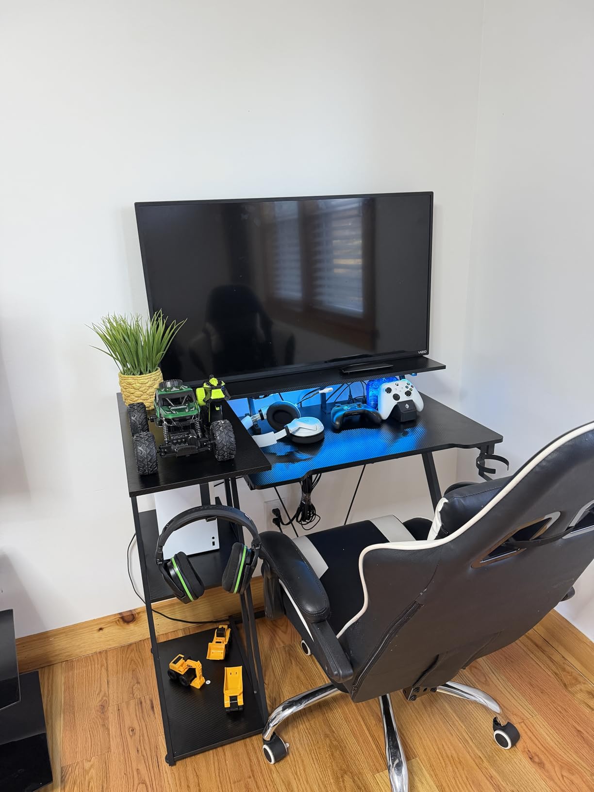Korfile 40 Inch Gaming Desk with Power Outlet & LED Lights, L Shaped Computer Gaming Table with 3 Tiers Storage Shelves, Corner Gamer Desk with Monitor Stand for Small Space, Carbon Fiber Black customer photo 2