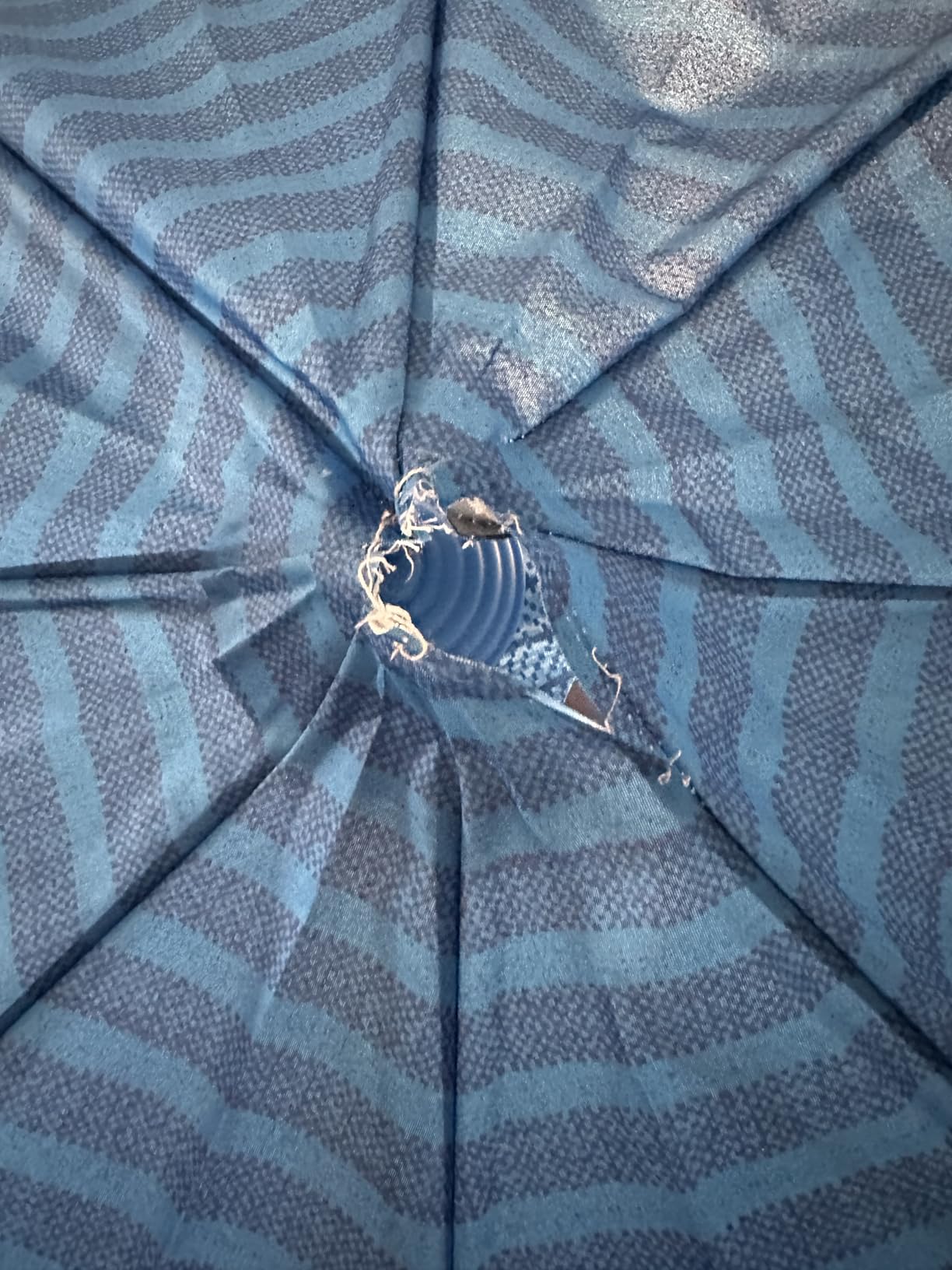 T0MMY BAHAMA 8 ft Beach Umbrella with wind vent and sand anchor customer photo 2