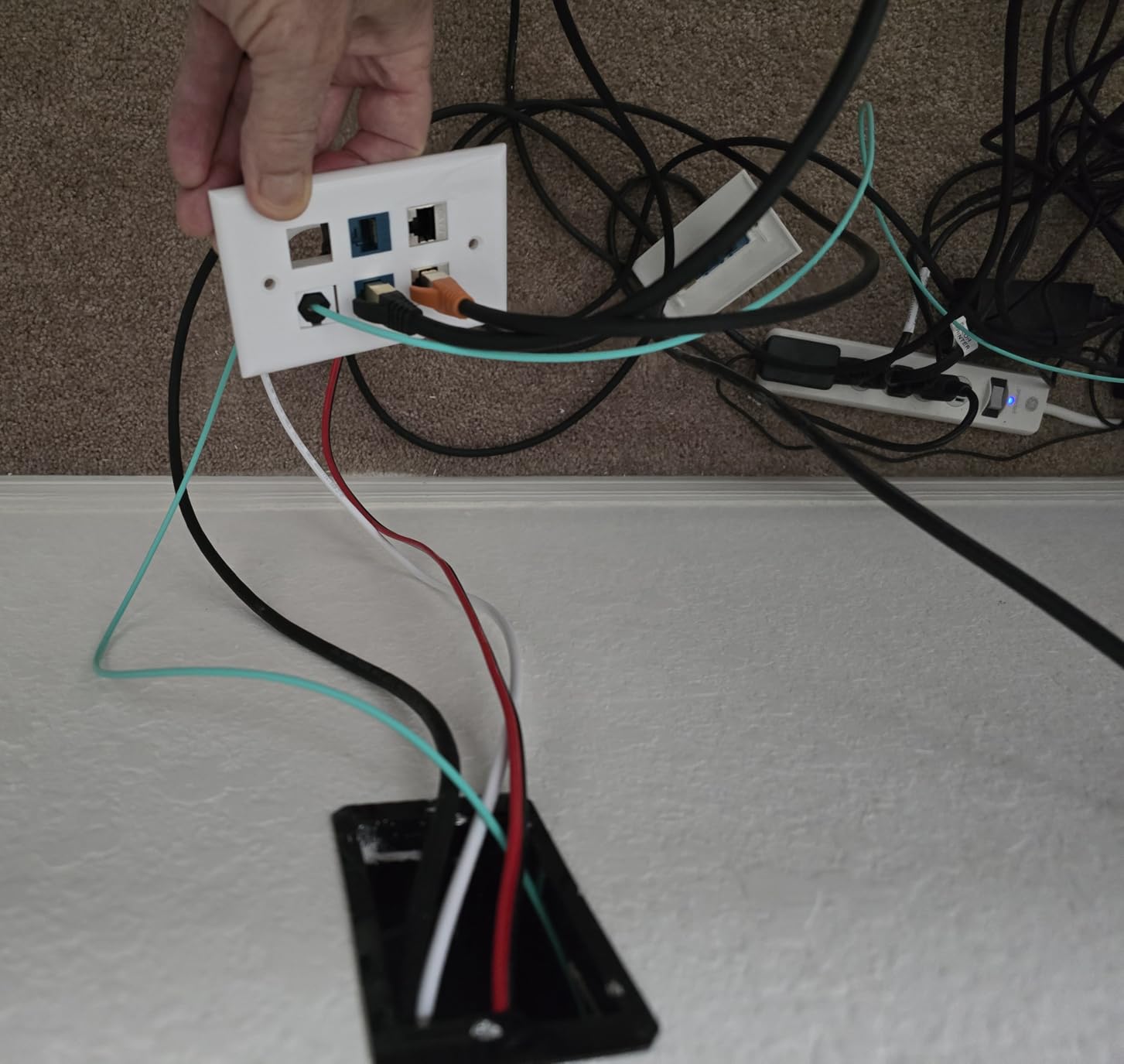 4 Port Ethernet Wall Plate, Cat 6, Wall Outlet, RJ45 Female to Female Keystone Jacks - White customer photo 2