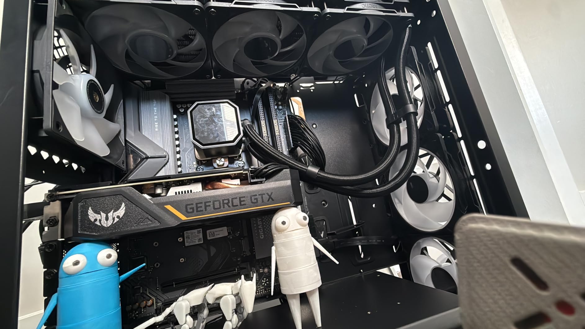 ARCTIC P12 Pro Reverse A-RGB - 3 Pack - 120 mm Premium Fan with Reverse Airflow, PWM Fan with Y Cable Splitter, 500-3000 RPM, 0 RPM <5% PWM, 5V Digital RGB, hydrodynamic Bearing, 4-Pin - Black customer photo 2