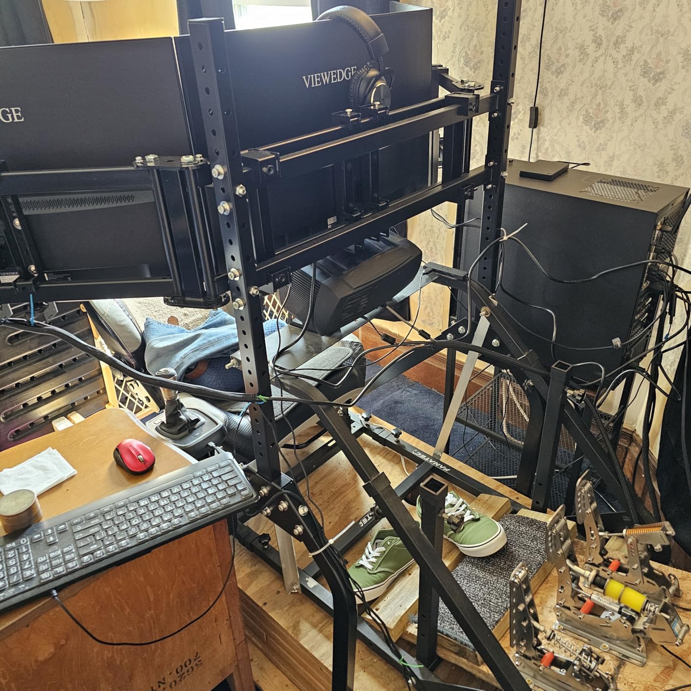 Anman Ultra-stable Triple Monitor Stand for Racing Simulator Cockpit 27-32 Inch Heavy Duty Triple Screen Mount With Casters and Punk Design customer photo 1