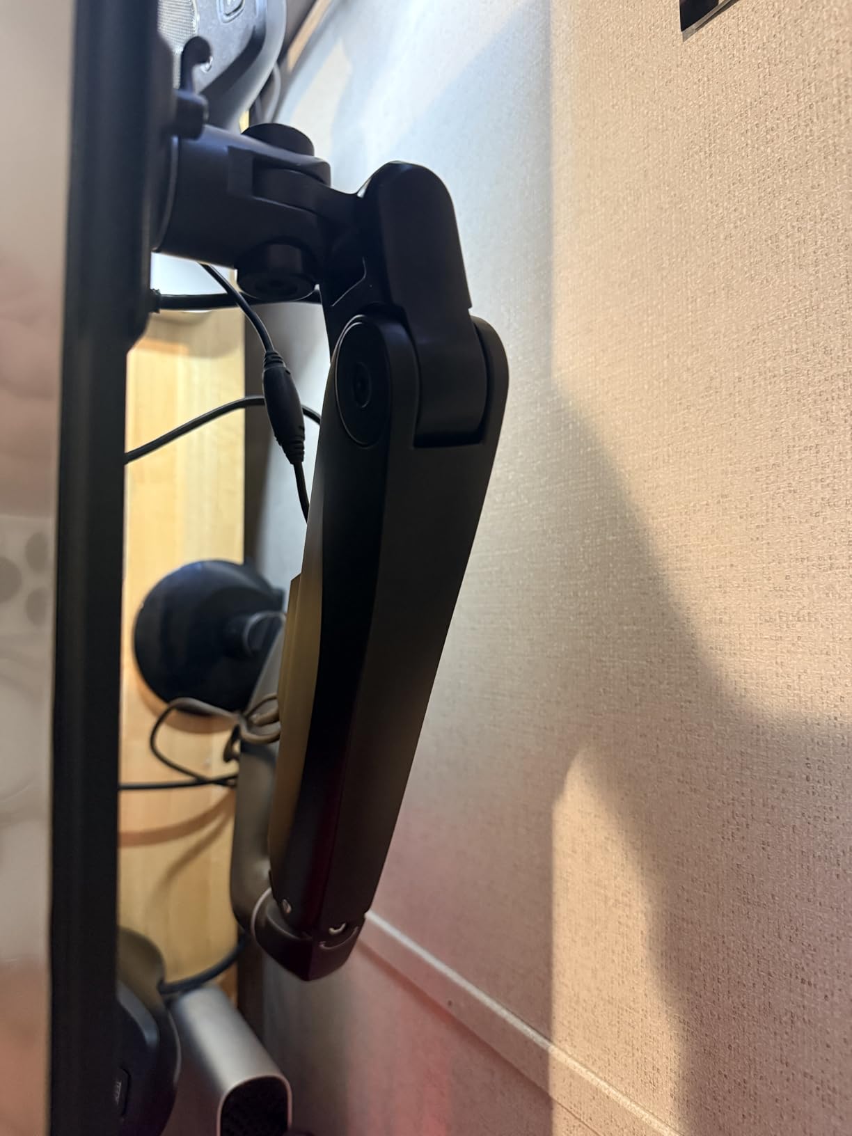 BIZUM Aluminum Monitor Stand 17 to 43 Inch Monitor Arm, Adjustable-Monitor Mount up to 33lbs with Clamp and Grommet Base, VESA 75x75/100x100mm Black customer photo 1