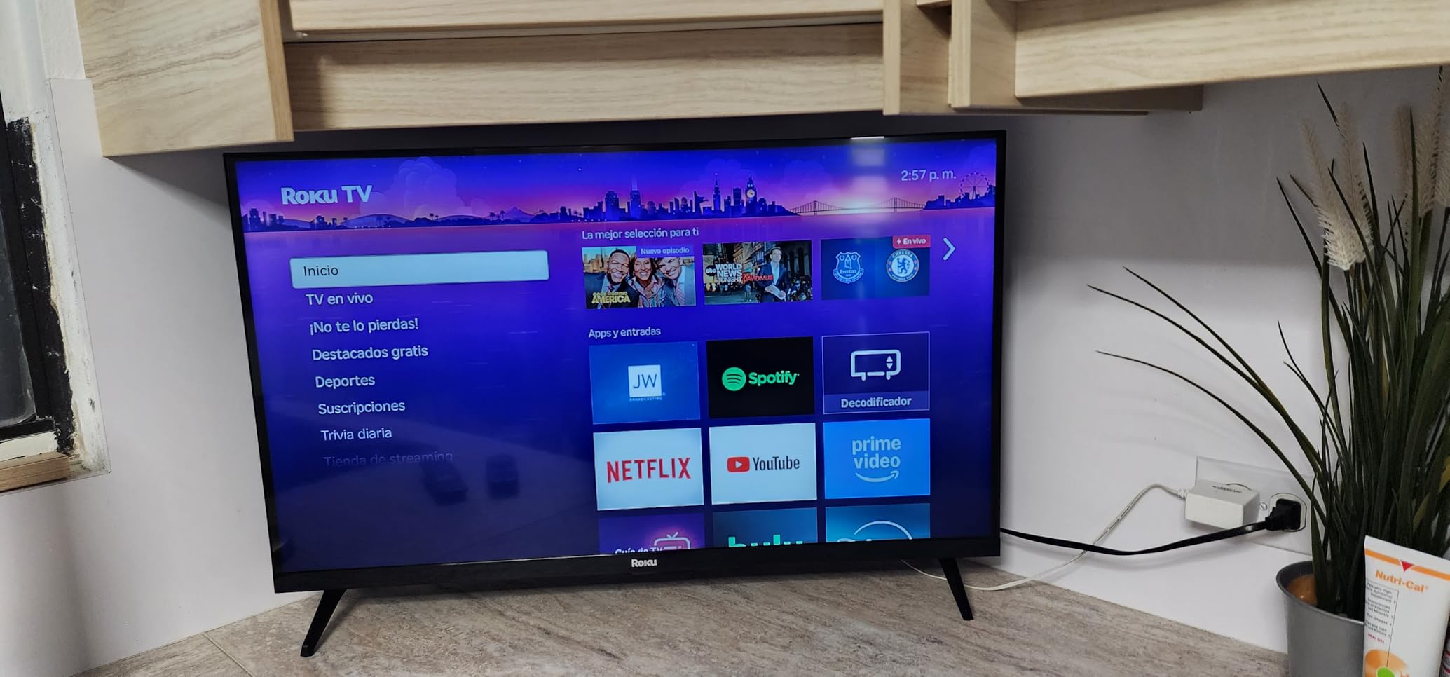 Smart TV 2026 - 40-Inch Select Series, 1080p Full HD TV - Roku TV with Voice Remote - Flat Screen LED Television with Wi-Fi for Streaming Live Local News Sports & Movies, Bluetooth Headphone Mode customer photo 1