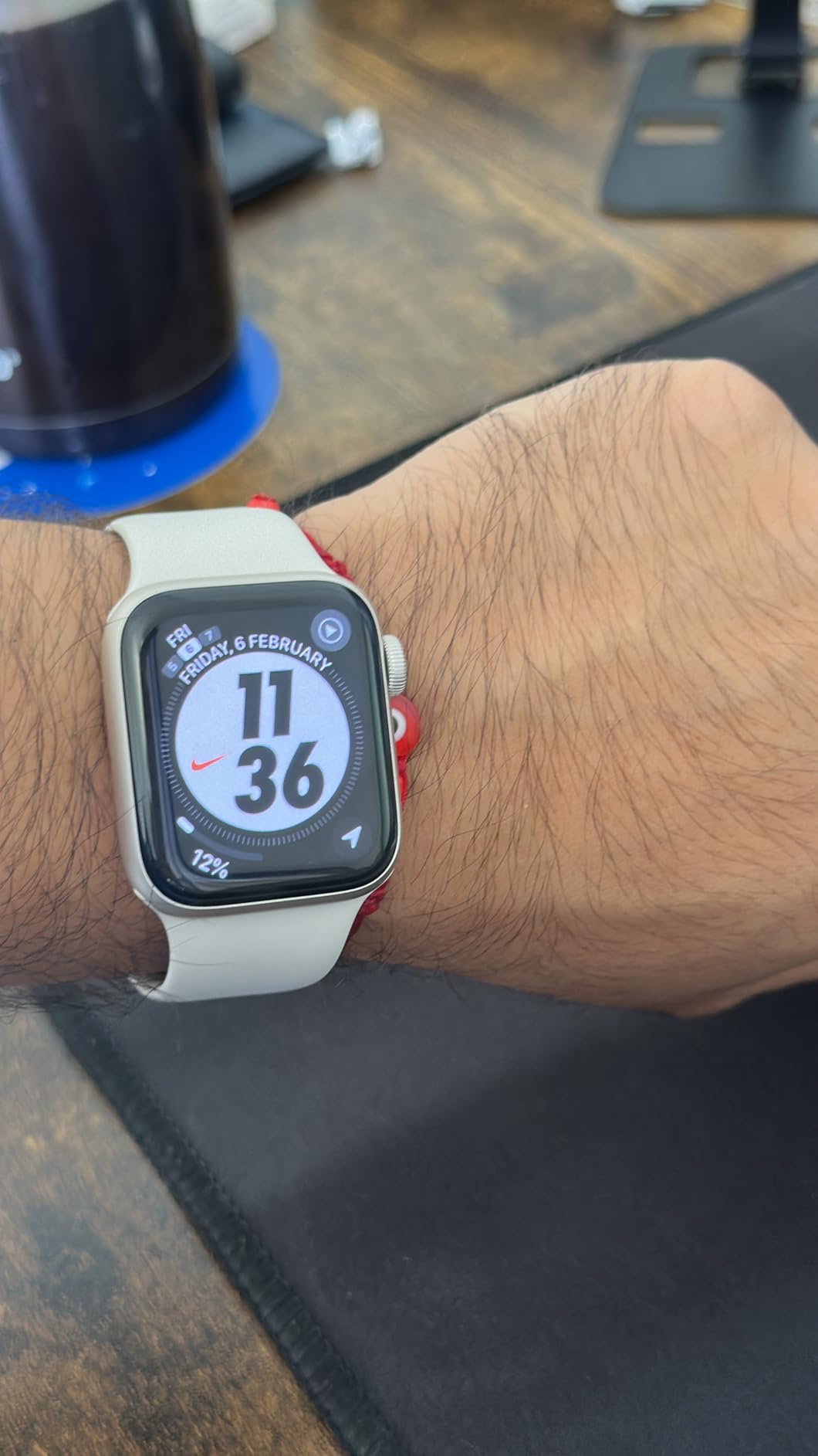 Apple Watch SE (3nd Gen) (GPS, 40mm) - Starlight Aluminum Case with Starlight Sport Band, S/M (Renewed) customer photo 2