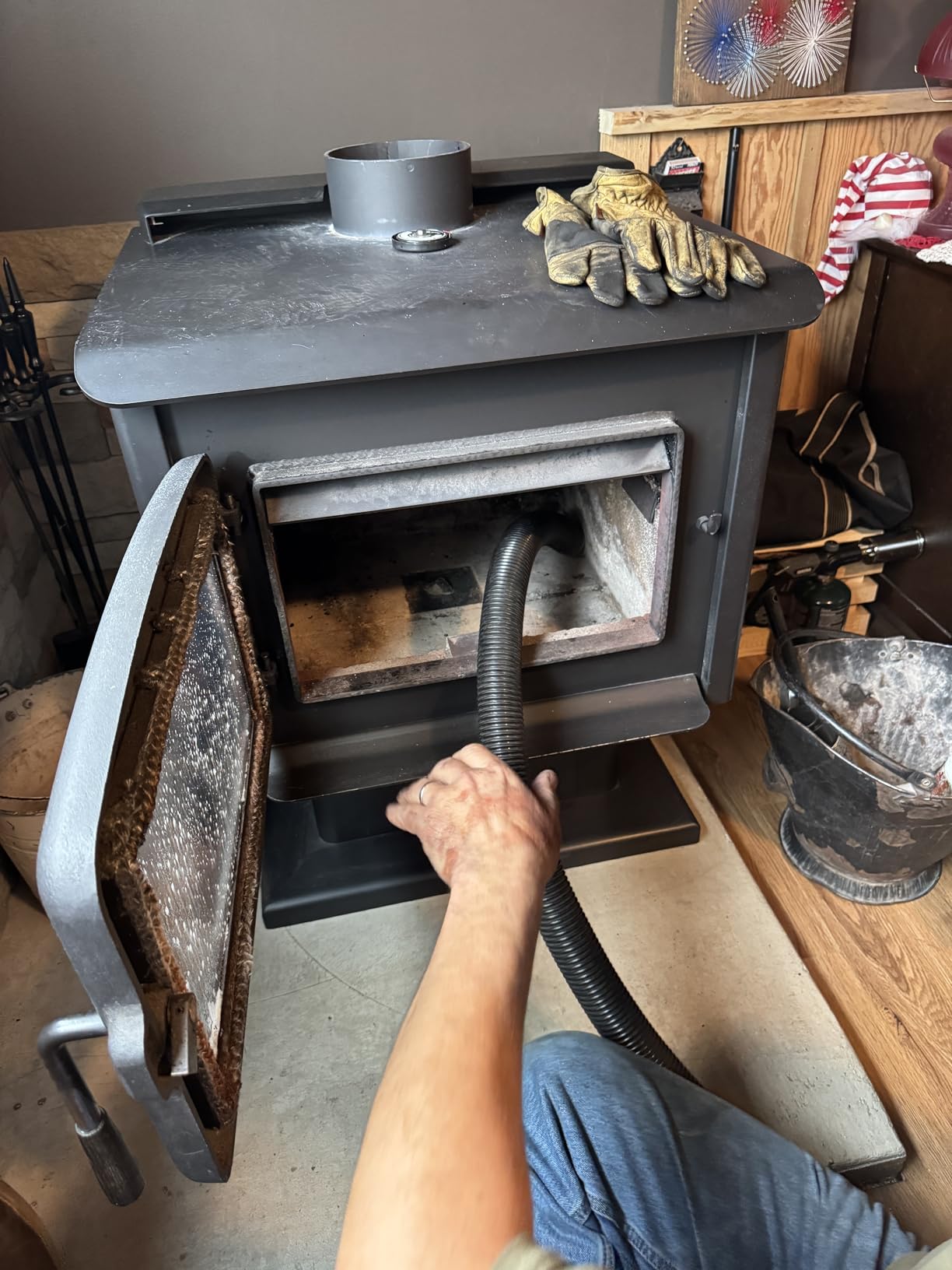Rutland Creosote Remover, Fireplace, Wood Stove & Chimney Cleaner, 2 lb Tub customer photo 2