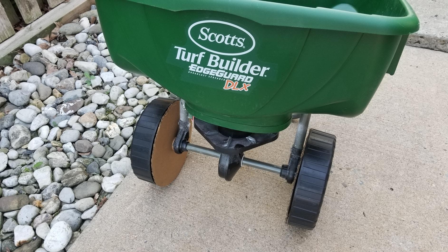 Scotts Turf Builder EdgeGuard DLX Broadcast Spreader customer photo 2