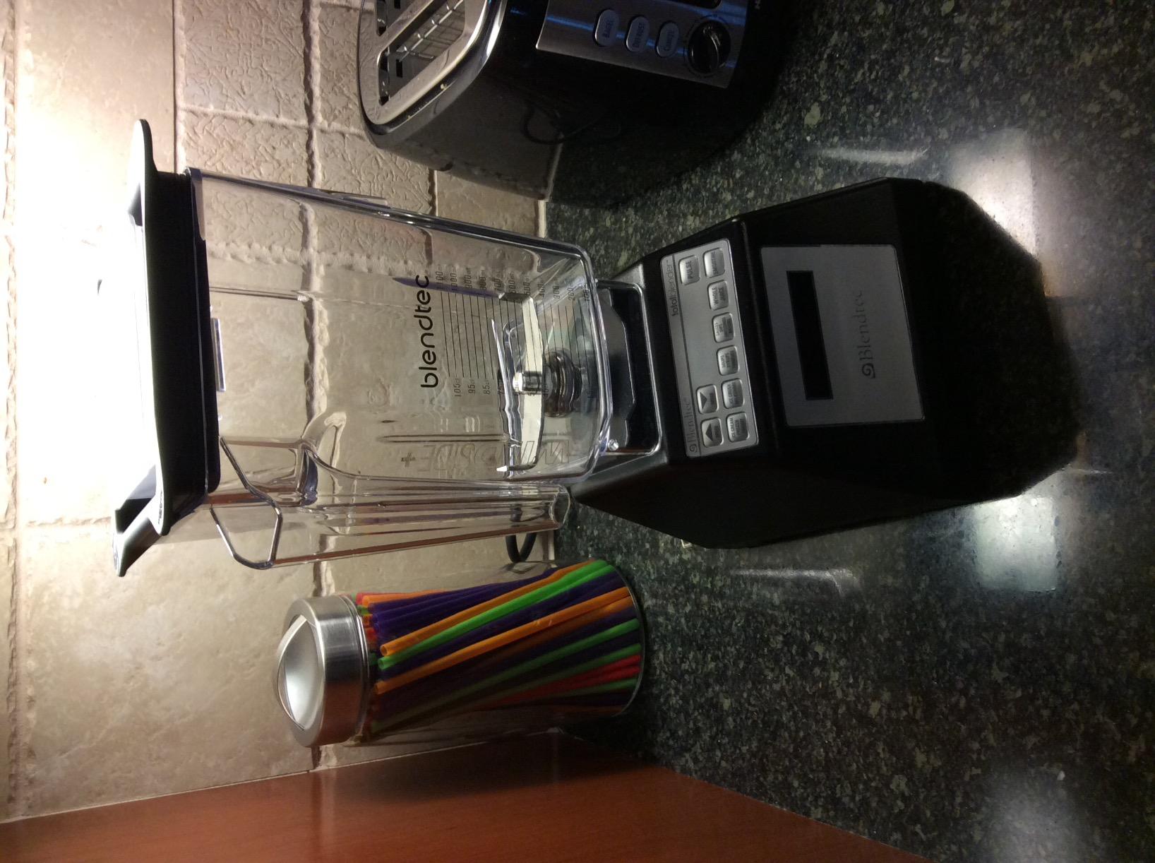 Total Classic Original Blender, 90 oz WildSide+ Jar, 24 oz Twister Jar, and Spectacula Spatula - Black customer photo 1