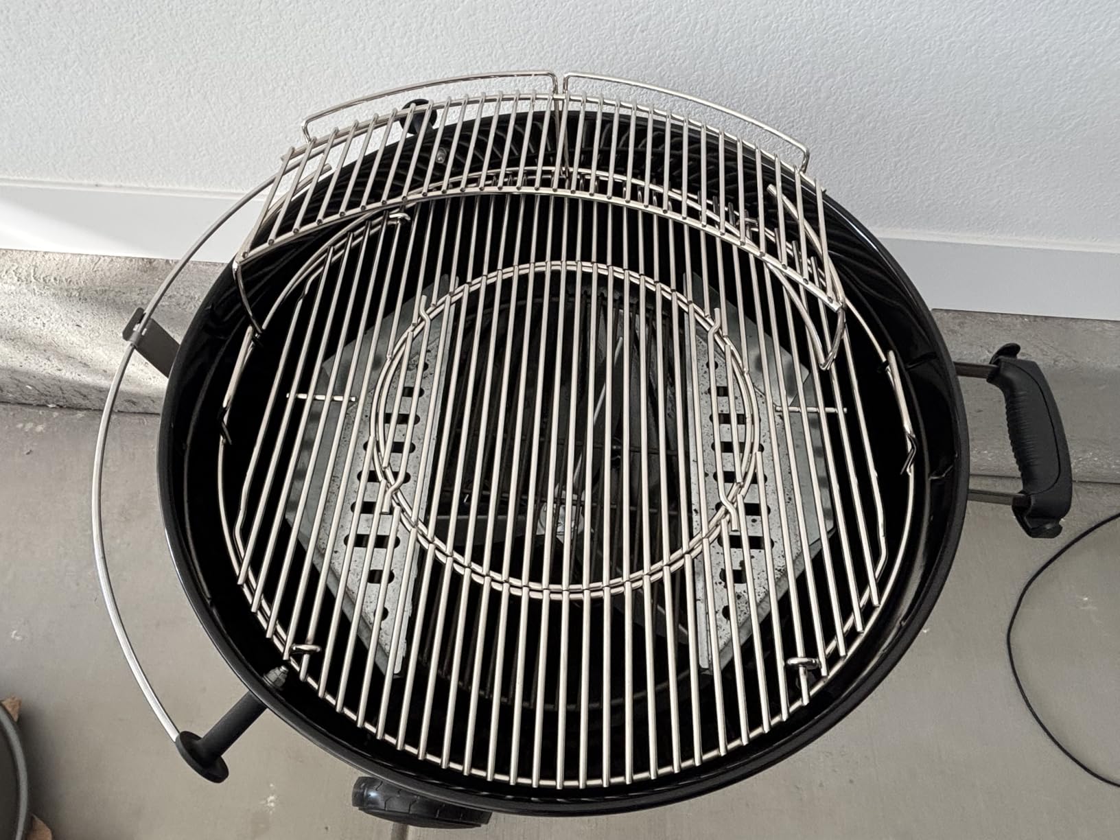 Weber Master-Touch Charcoal Grill, 22-Inch, Black - Premium Outdoor BBQ Grill with Tuck-Away Lid Holder & One-Touch™ Cleaning System, Porcelain-Enameled Kettle customer photo 1