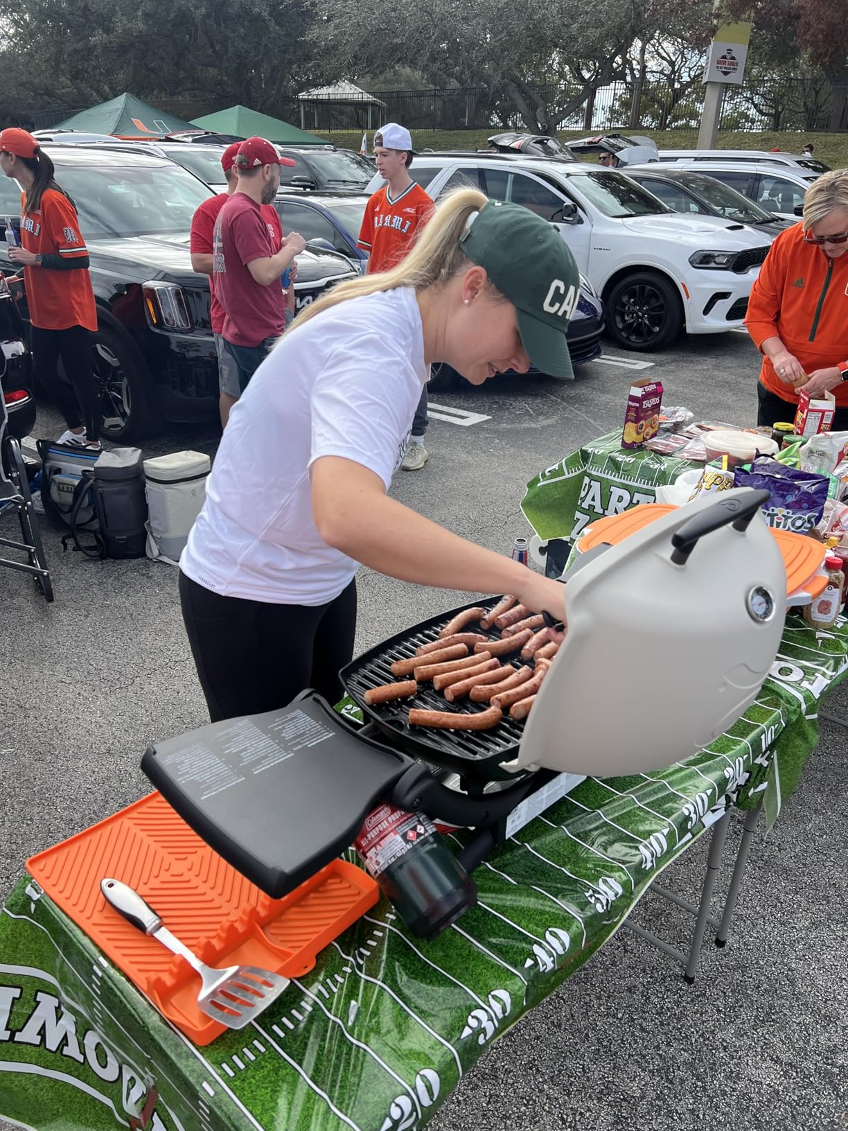 Weber Q1200 Liquid Propane Portable Gas Grill, Red - 1‑Burner Travel and Camping Grill with Cast‑Iron Grates & Electronic Ignition (8,500 BTU Burner) customer photo 1