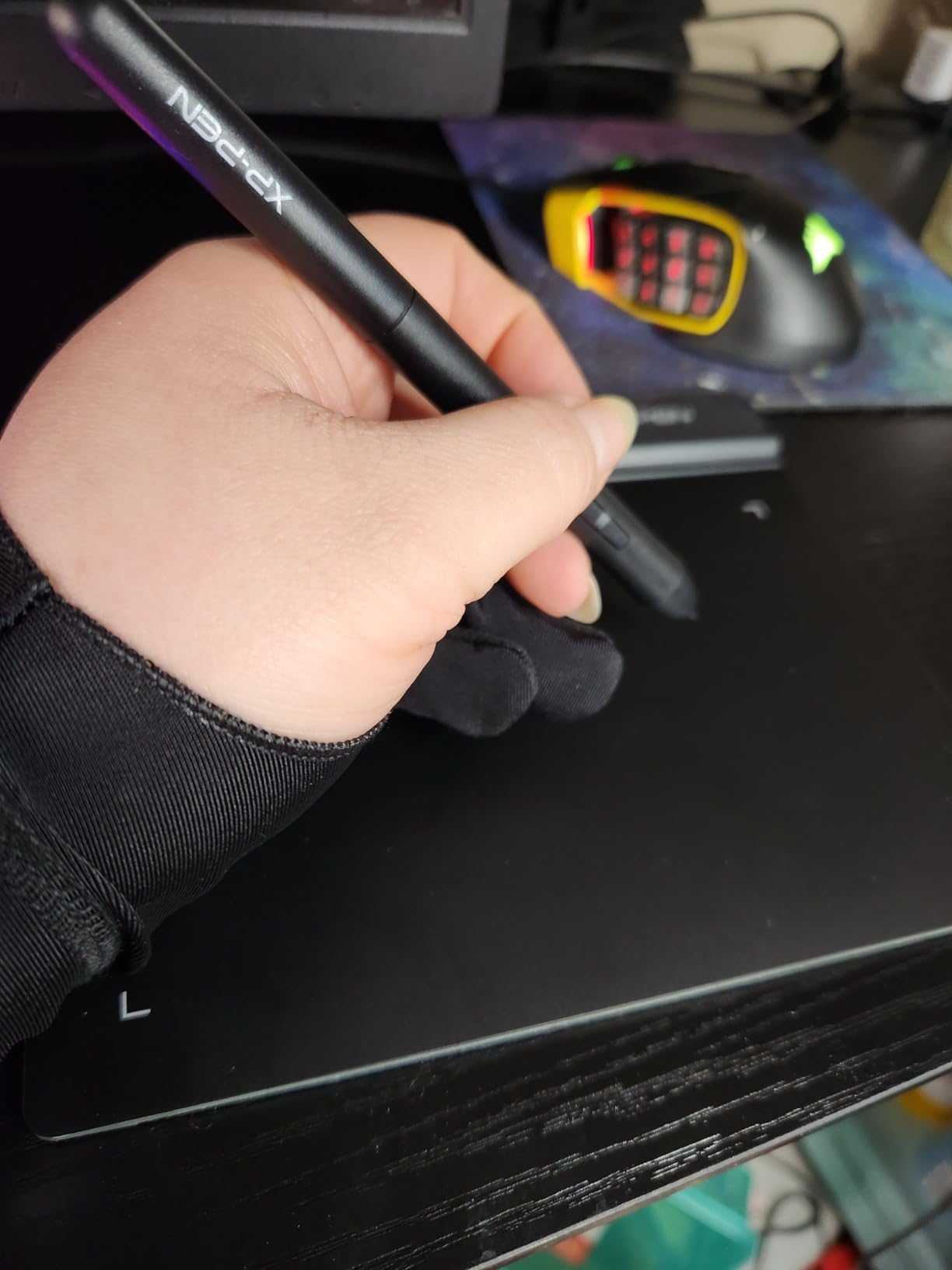 XPPen Artist Drawing Glove 2-Fingers Digital Art Glove for Graphics Drawing Tablet Drawing Glove Right Hand and Left Hand (Size L) Black customer photo 1