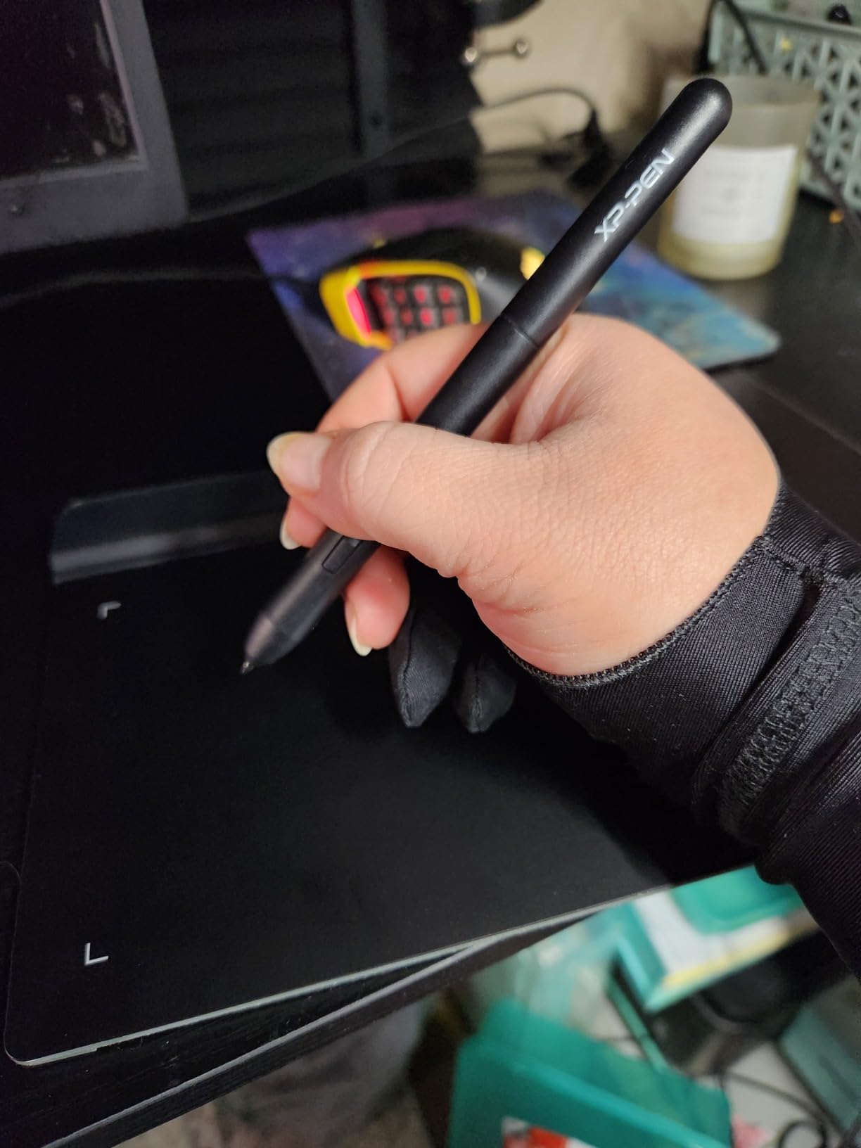 XPPen Artist Drawing Glove 2-Fingers Digital Art Glove for Graphics Drawing Tablet Drawing Glove Right Hand and Left Hand (Size L) Black customer photo 2