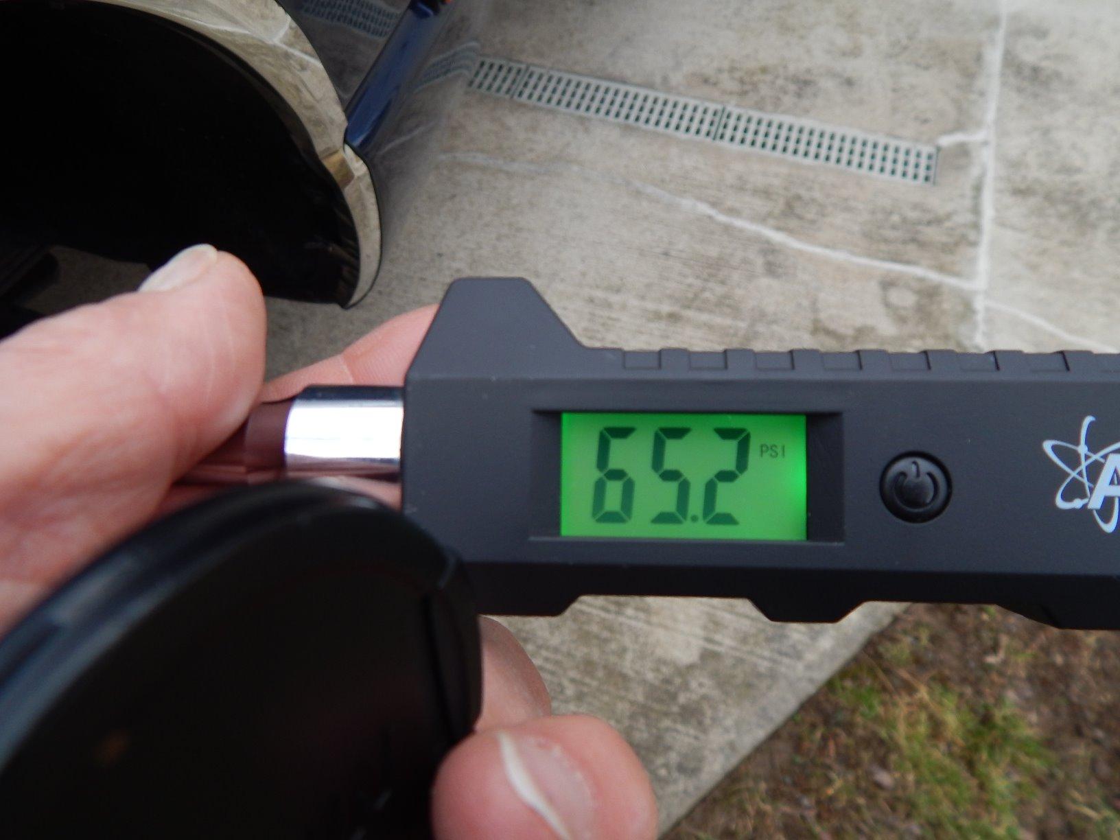 AstroAI Heavy Duty Digital Tire Pressure Gauge 0-230 PSI Calibrated to ANSI B40.7 Grade 2A (0.5%) with Backlit LCD & Flashlight customer photo 2