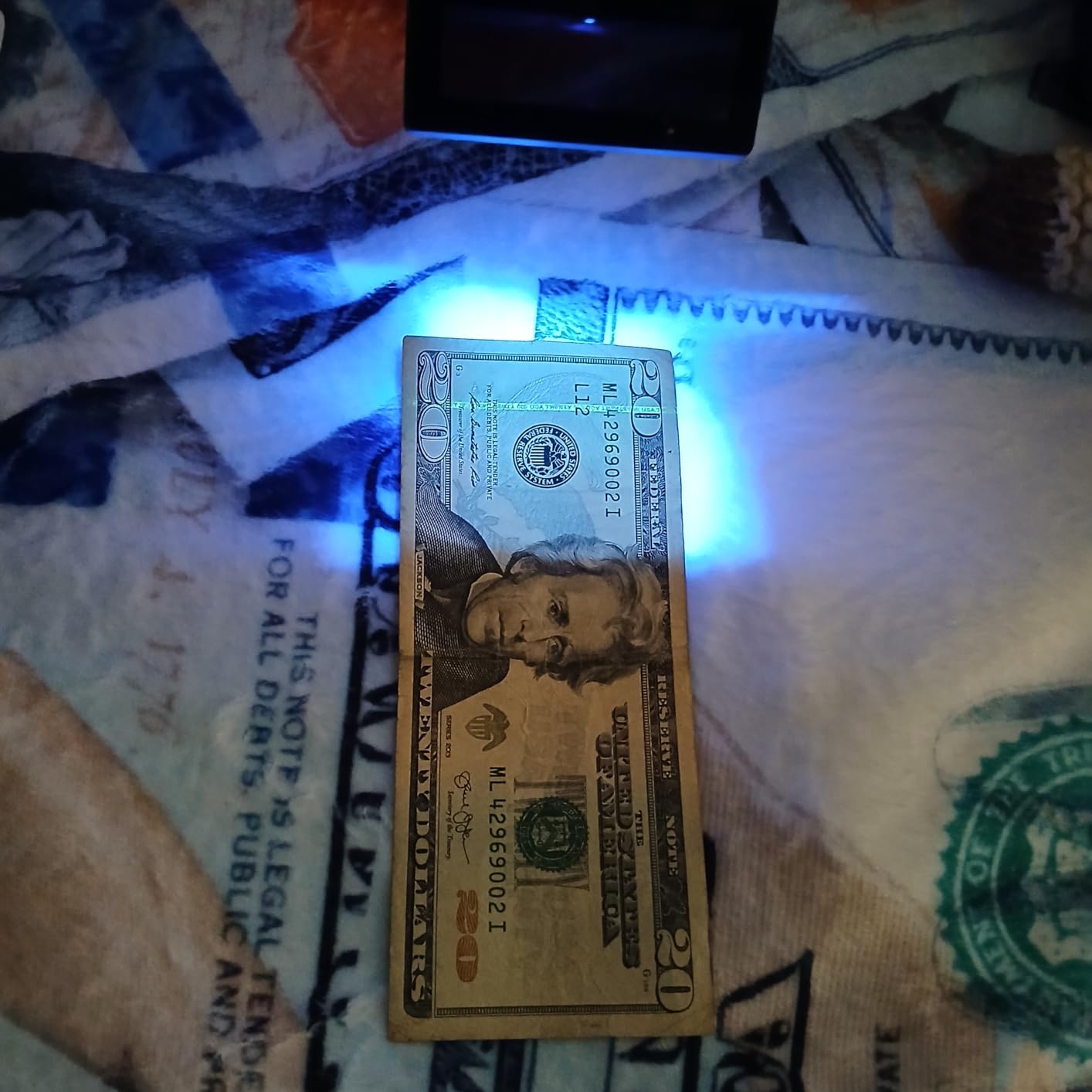 Royal Sovereign Portable Ultraviolet Counterfeit Detector, U.s. Currency, 2.6 X 0.6 X 4.5, Black customer photo 1