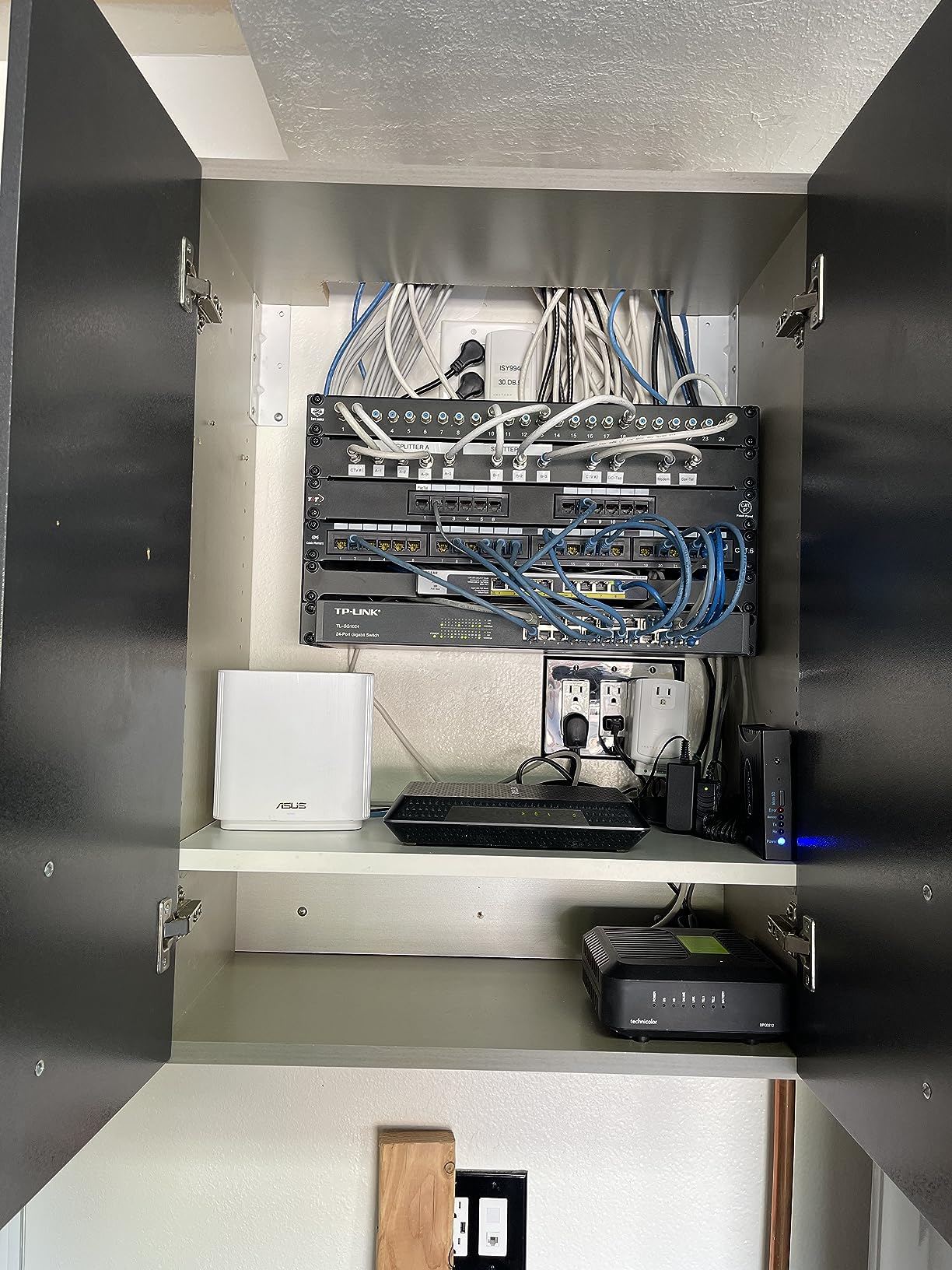 NETGEAR 8-Port Gigabit Ethernet Unmanaged PoE Switch (GS108PP) - with 8 x PoE+ @ 123W Upgradeable, Desktop, Wall Mount or Rackmount, and Limited Lifetime Protection customer photo 1