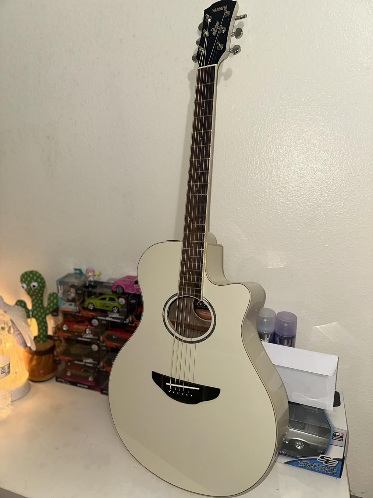 Yamaha APX600 Thin Body Acoustic-Electric Guitar, Vintage White customer photo 1