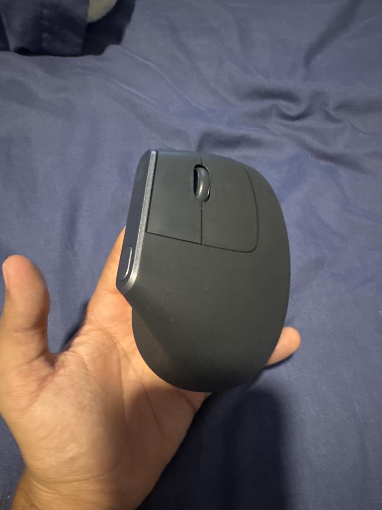 Logitech MX Vertical Wireless Mouse - Ergonomic Design Reduces Muscle Strain, Rechargeable, Graphite customer photo 1