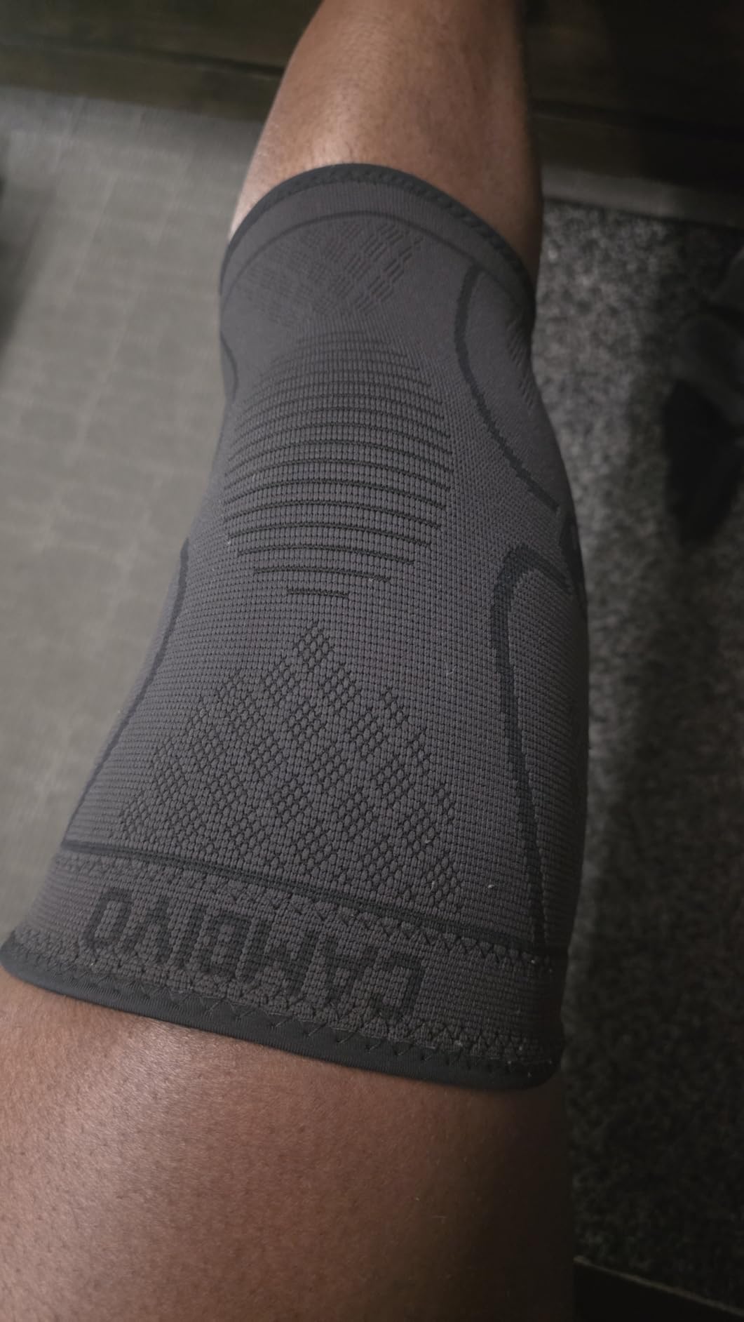 CAMBIVO 2 Pack Knee Braces for Women & Men, Knee Compression Sleeves for Knee Pain Relief, Knee Support with Non-Slip Silicone, Breathable, for Running, Workout, Weightlifting & Daily Use customer photo 2