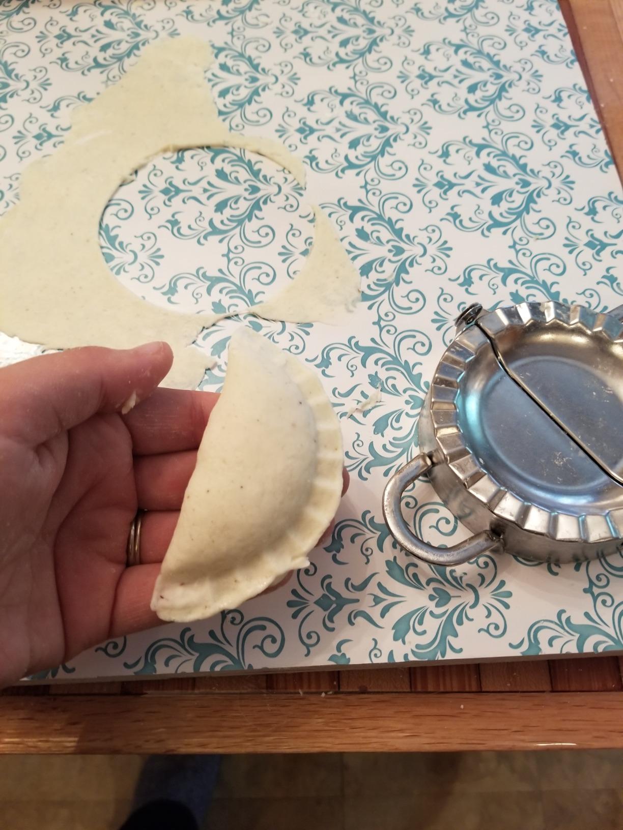 Dumpling Maker - Dumpling Press/Stainless Steel Empanada Press/Pie Ravioli Dumpling Wrappers Mold Kitchen Accessories (9.5cm/3.74