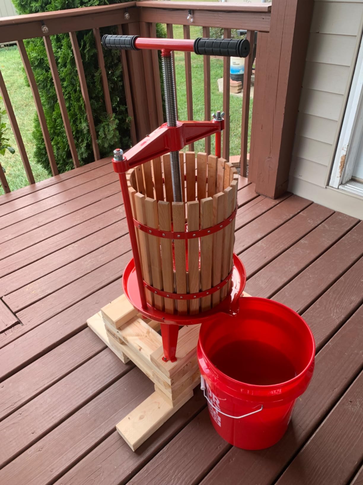 SQUEEZE master Fruit Wine Cider Press - Solid Wood Basket- 4.75 Gallon/18L-T Handle Bar-More Stable-Vintage traditional juicer, Apple Grape Fruit press for Juice Maker-1 free filter bag included (Red) customer photo 1