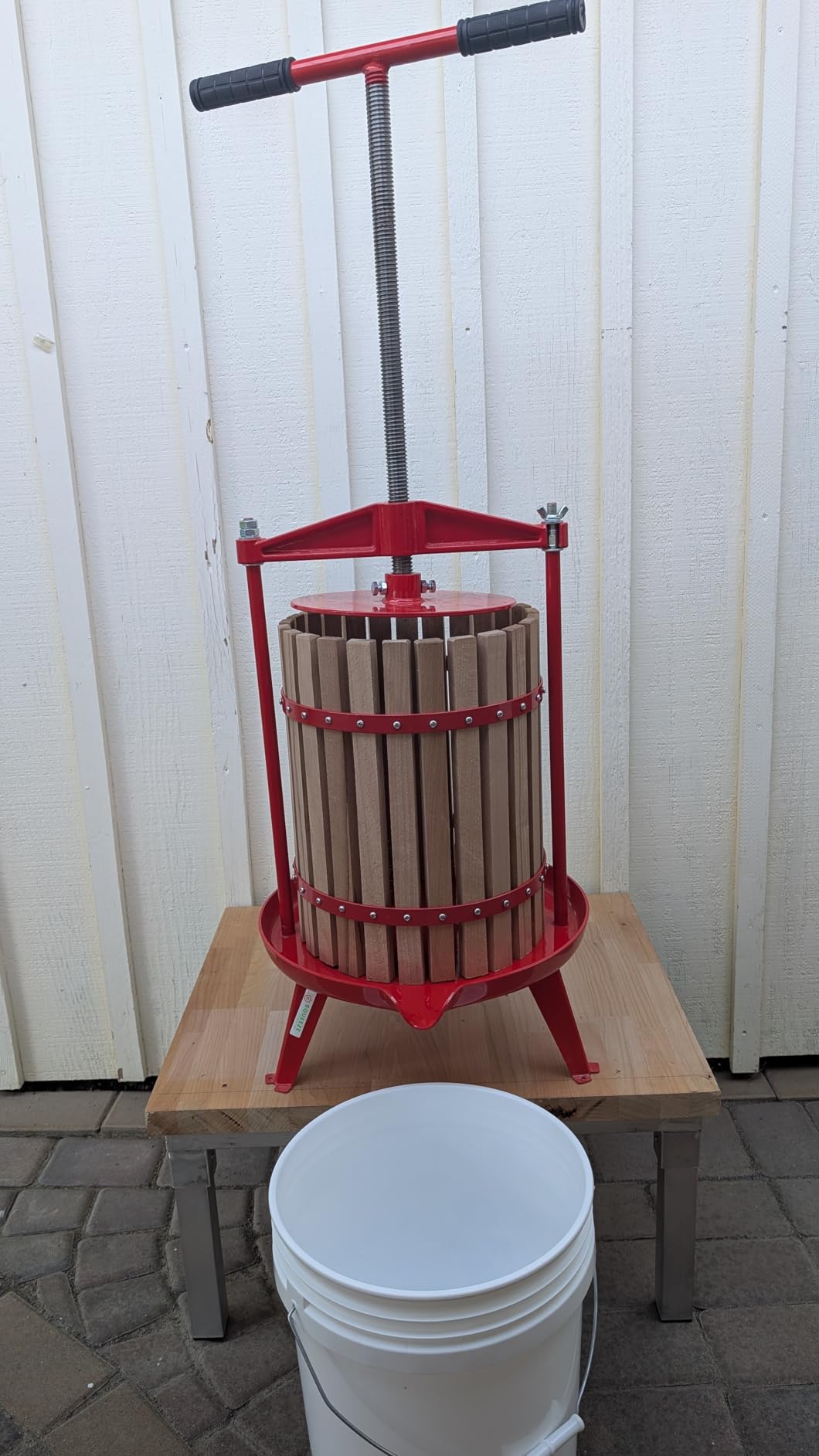 SQUEEZE master Fruit Wine Cider Press - Solid Wood Basket- 4.75 Gallon/18L-T Handle Bar-More Stable-Vintage traditional juicer, Apple Grape Fruit press for Juice Maker-1 free filter bag included (Red) customer photo 2