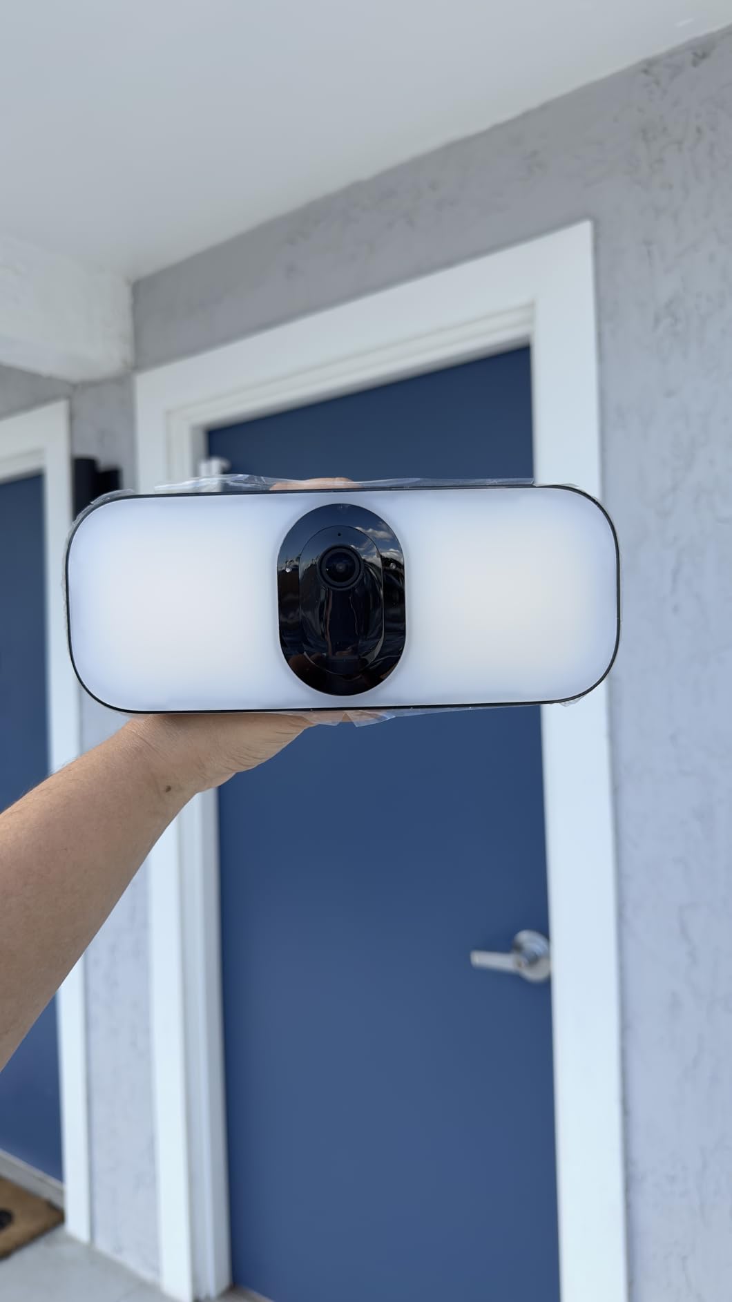Floodlight Security Camera Wireless Outdoor 2K No Wiring - Arlo Pro 3, Rechargeable Battery, WiFi, Up to 3000 Lumens LED, Person & Vehicle Recognition, Package Detection, Color Night Vision, White customer photo 1