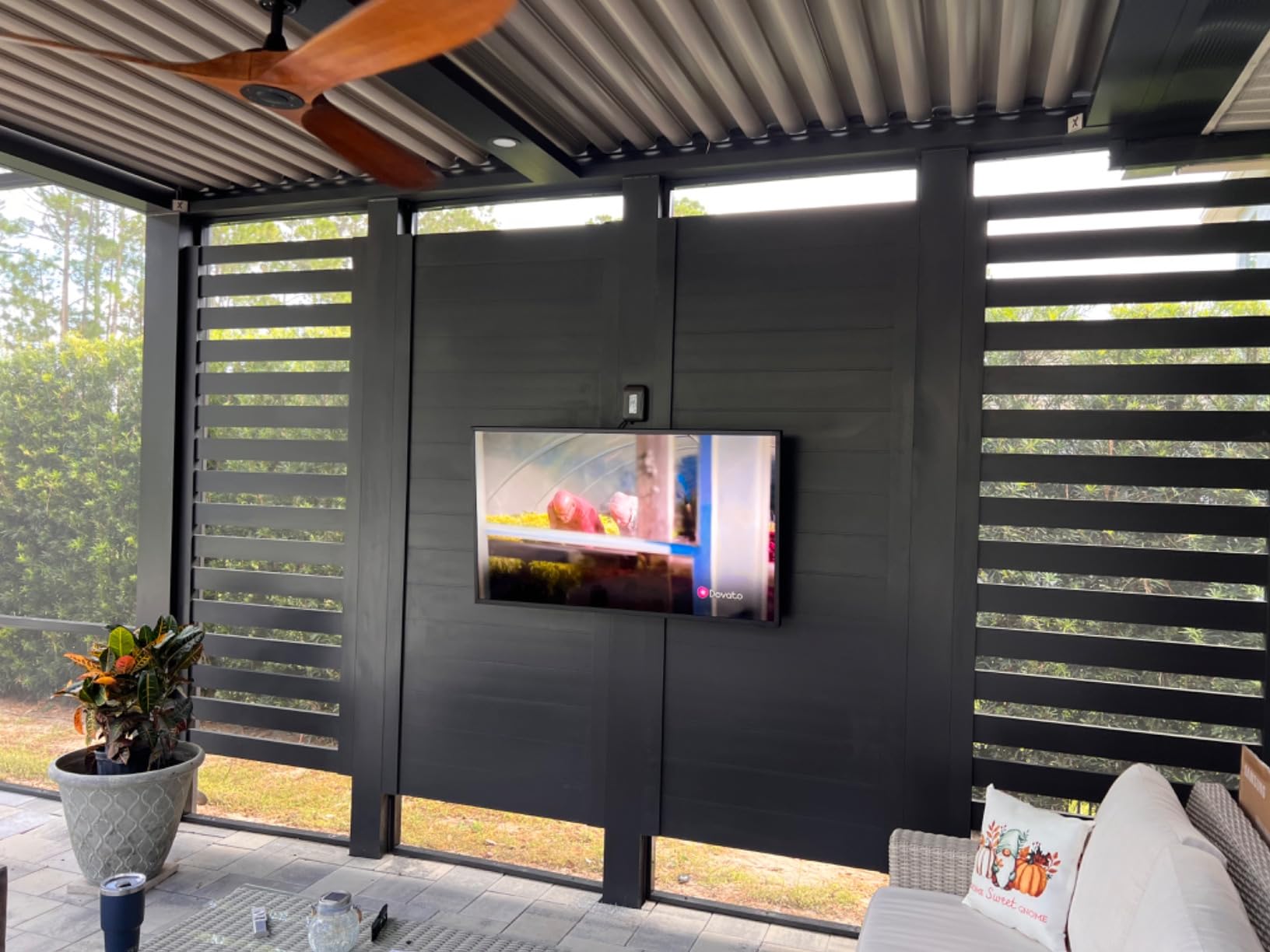 Samsung 55-inch Class QLED 4K The Terrace Partial Sun Outdoor Smart TV (QN55LST7TAFXZA) customer photo 1