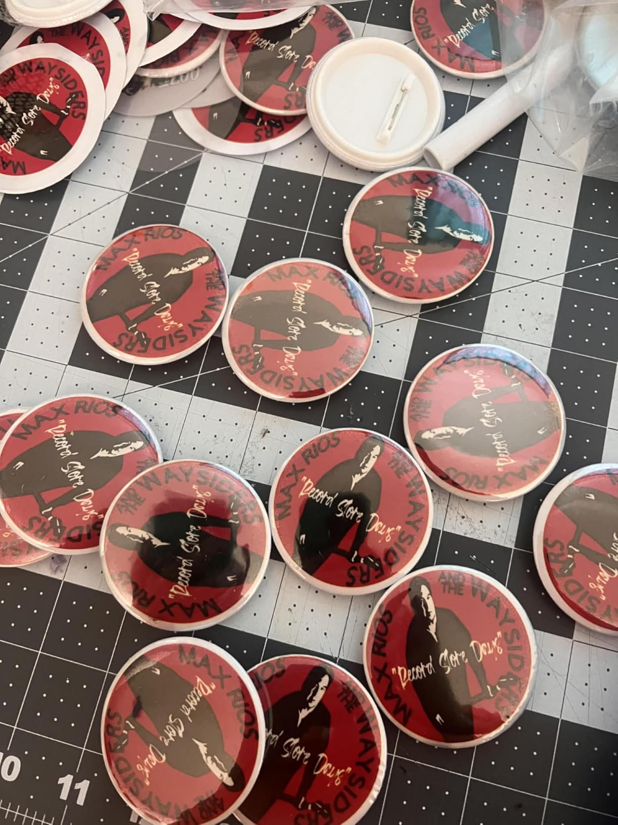 Button Maker Machine 58mm (2.25 in) Installation-Free, DIY Button Pin Maker Machine, Badge Punch Press with Free 100pcs Badge Supplies & Pictures & Circle Cutter & Magic Book customer photo 1