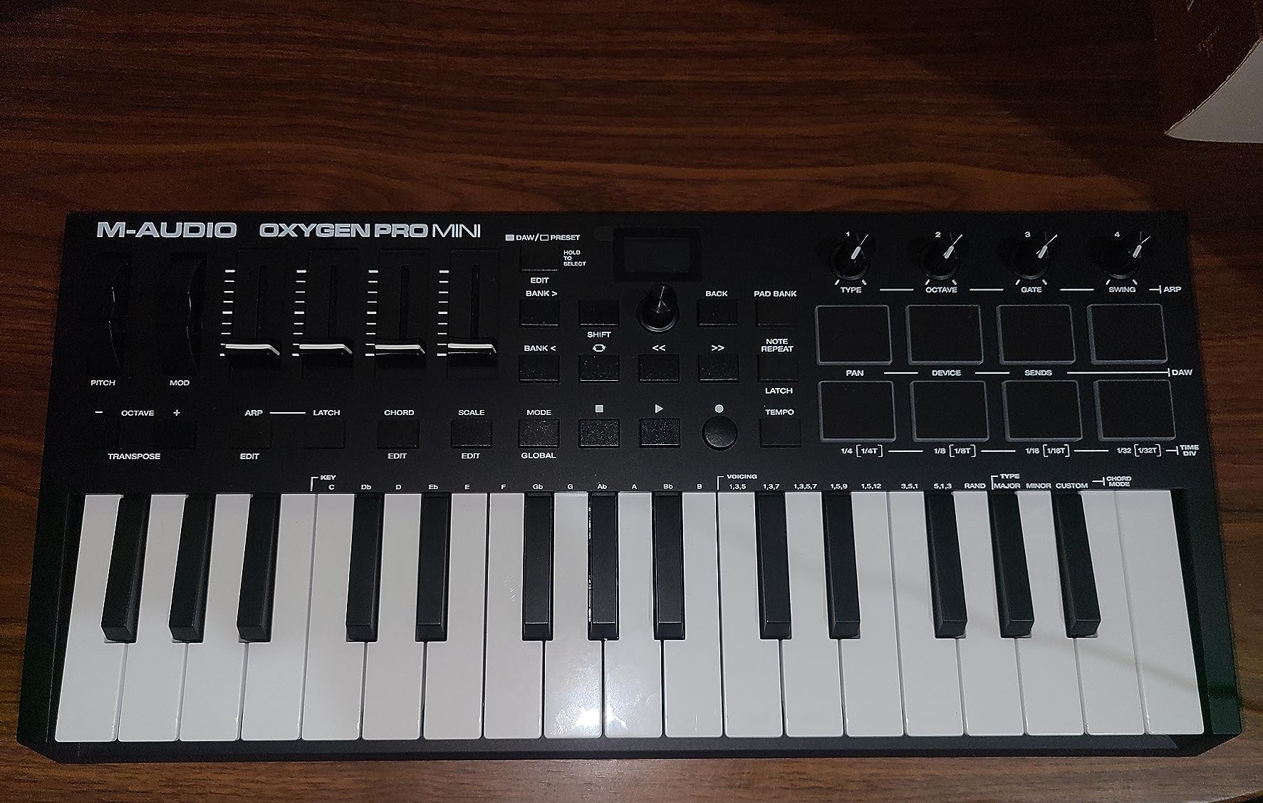 M-AUDIO Oxygen Pro Mini 32-Key USB MIDI Keyboard Controller with Beat Pads, Assignable Knobs and Faders customer photo 2