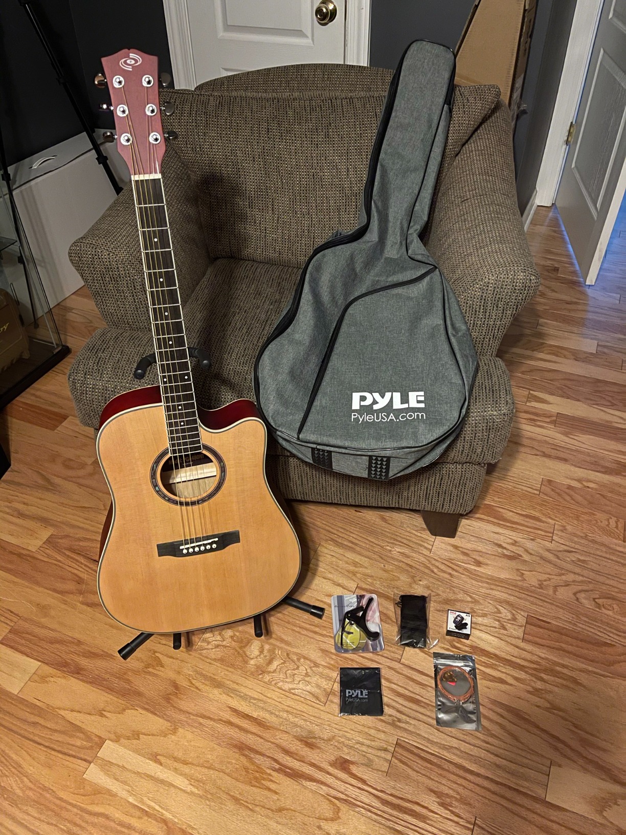 Pyle Full Size Acoustic Guitar Kit, Steel String, Dreadnought Cutaway, with Capo, Upgraded Gig Bag, Digital Tuner, 41