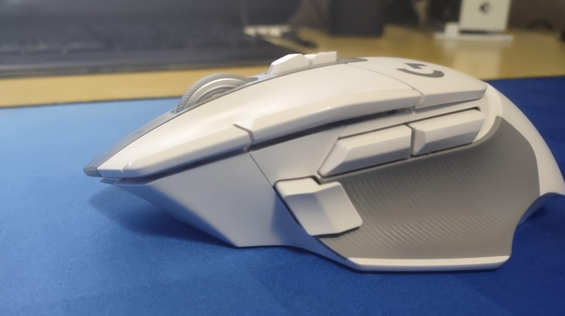 Logitech G502 X Lightspeed Wireless Gaming Mouse: Optical Switches, 13 Buttons, <140 hrs Battery Life & USB-C, Infinite Scroll Toggle, PowerPlay Wireless Charging Capable, for PC/MacOS - White customer photo 1