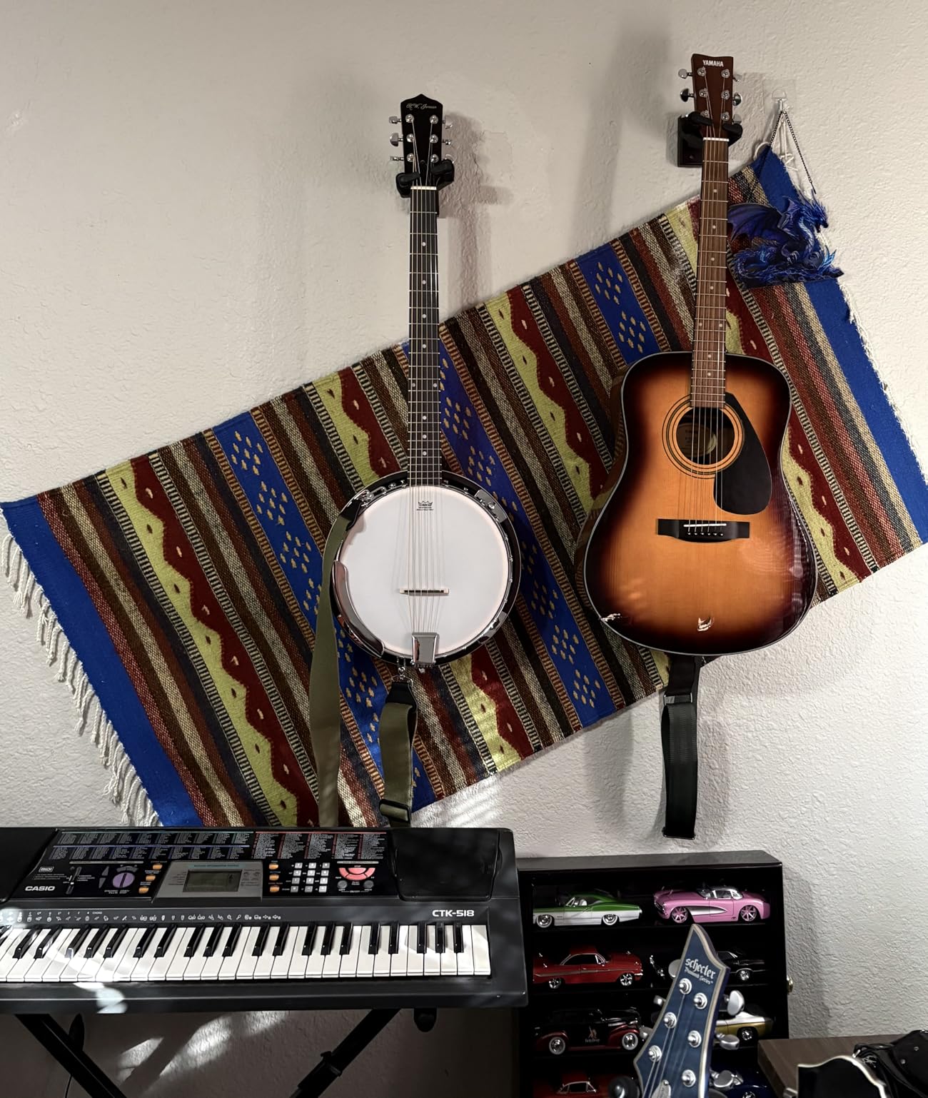 Sondery Guitar Wall Mount Hanger, Auto Lock and Adjustable Hook Holder for Acoustic and Electric Guitar, Ukulele, Bass, Banjo and Mandolin customer photo 1