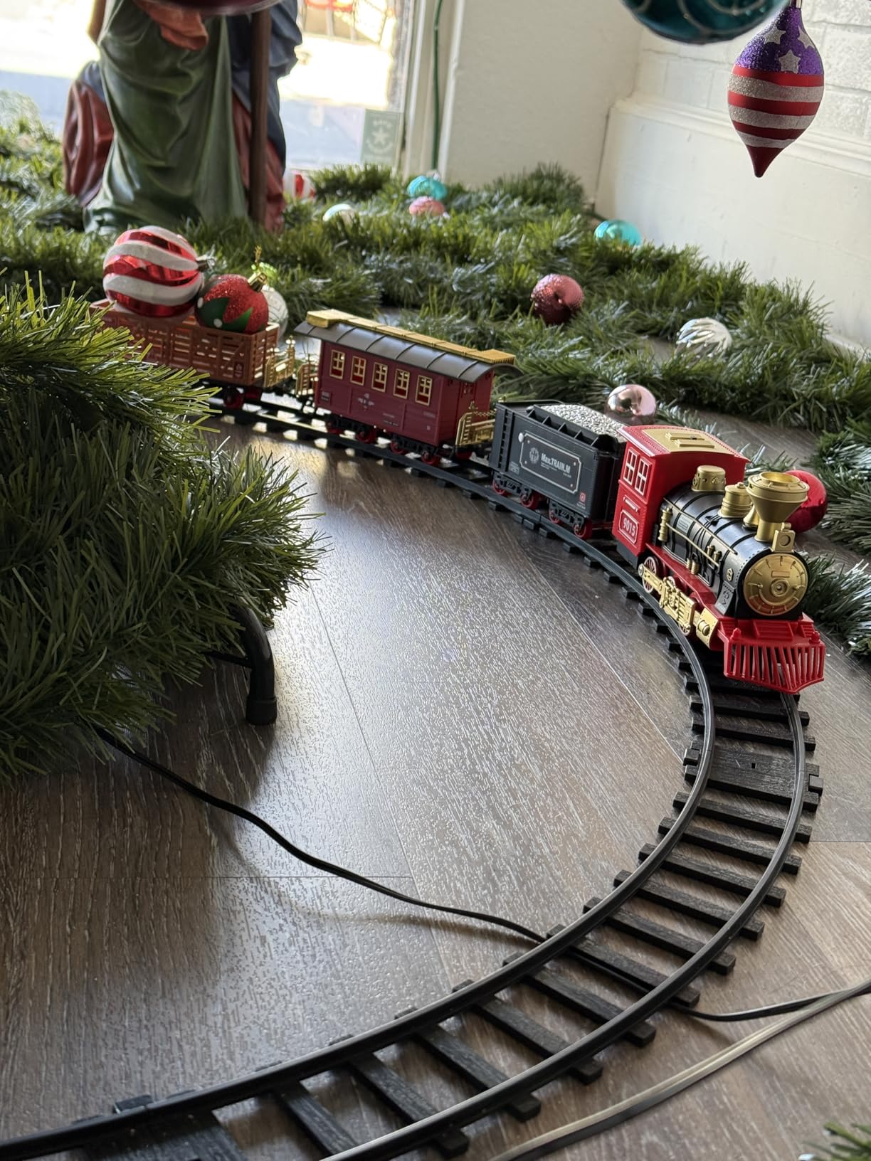 Hot Bee Train Set - Metal Train Toys with Luxury Tracks and Glowing Passenger, Christmas Train Sets for Around The Tree with Smokes, Lights & Sound, Toy Train Set for 3 4 5 6 7+ Years Old Boys Gifts customer photo 2