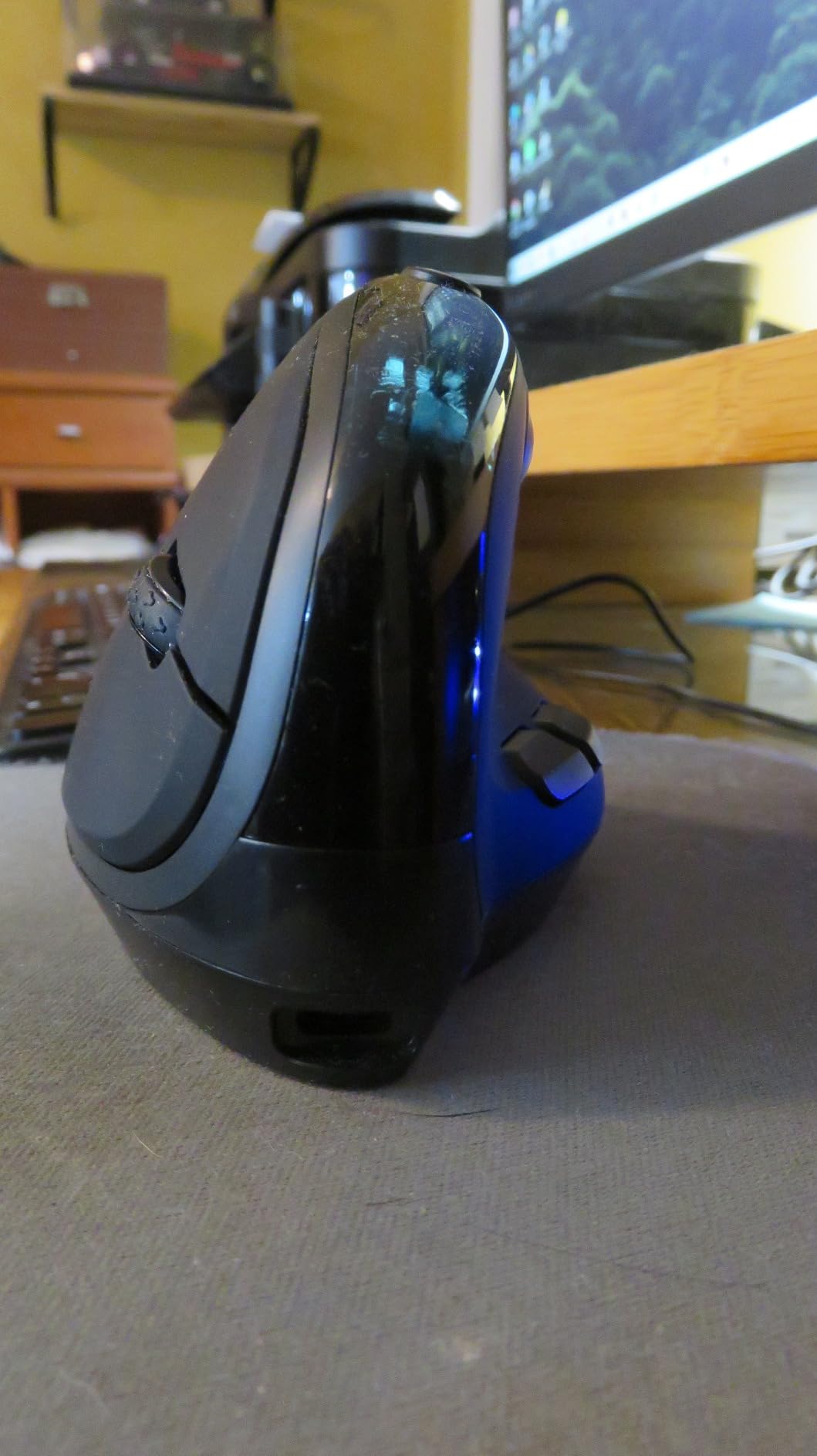 DELUX Seeker Ergonomic Mouse Wireless, Vertical Mouse with OLED Screen, 6 Buttons and Thumb Wheel Function, Silent Click, Up to 7200DPI, Programmable, Rechargeable, BT/2.4G/Wired, RGB Light(M618XSD-Black) customer photo 1