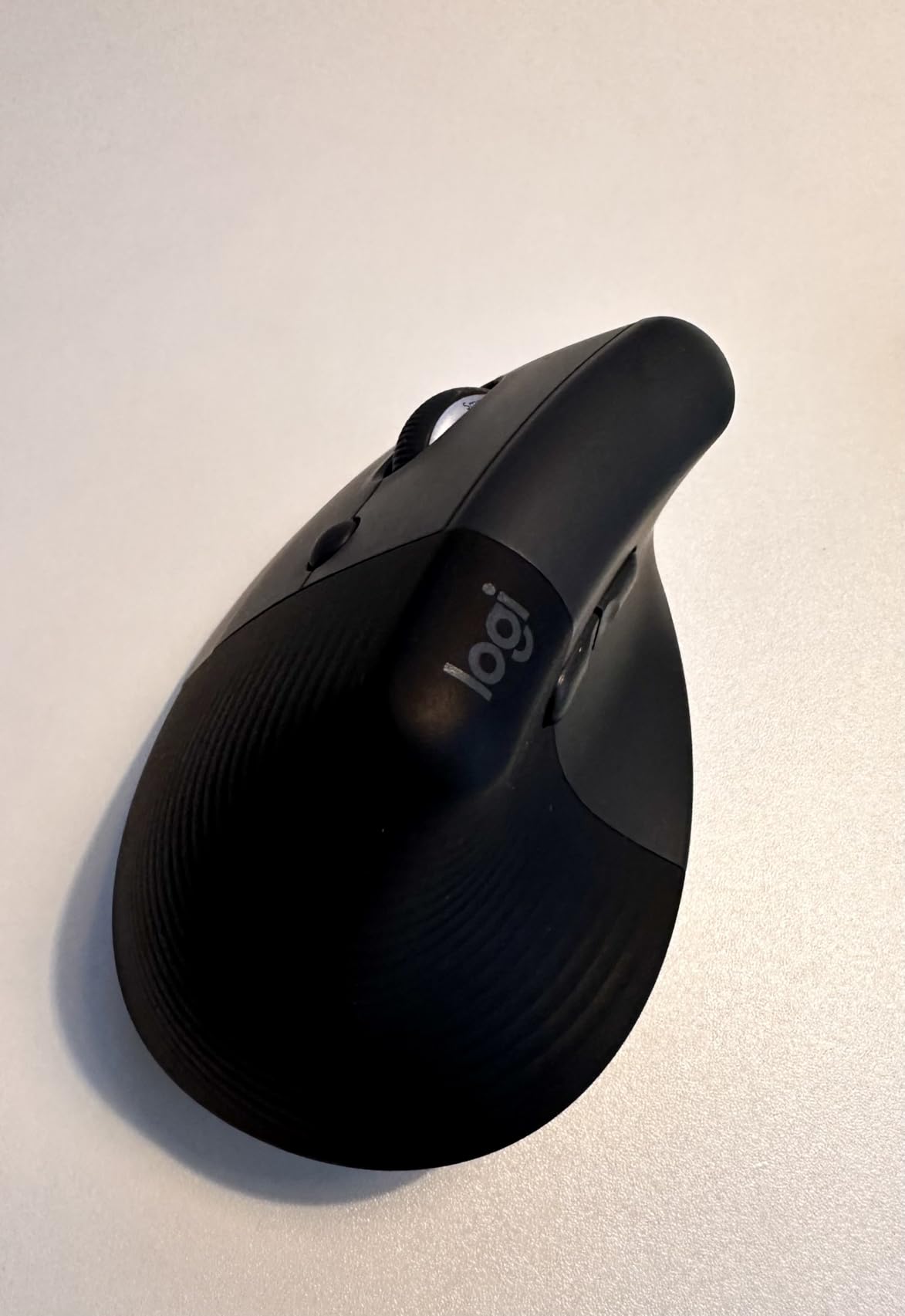 Logitech Lift Vertical Ergonomic Mouse, Wireless, Bluetooth or Logi Bolt USB Receiver, Quiet clicks, 6 Buttons, Compatible with Windows/macOS/iPadOS, Laptop, PC - Graphite customer photo 1