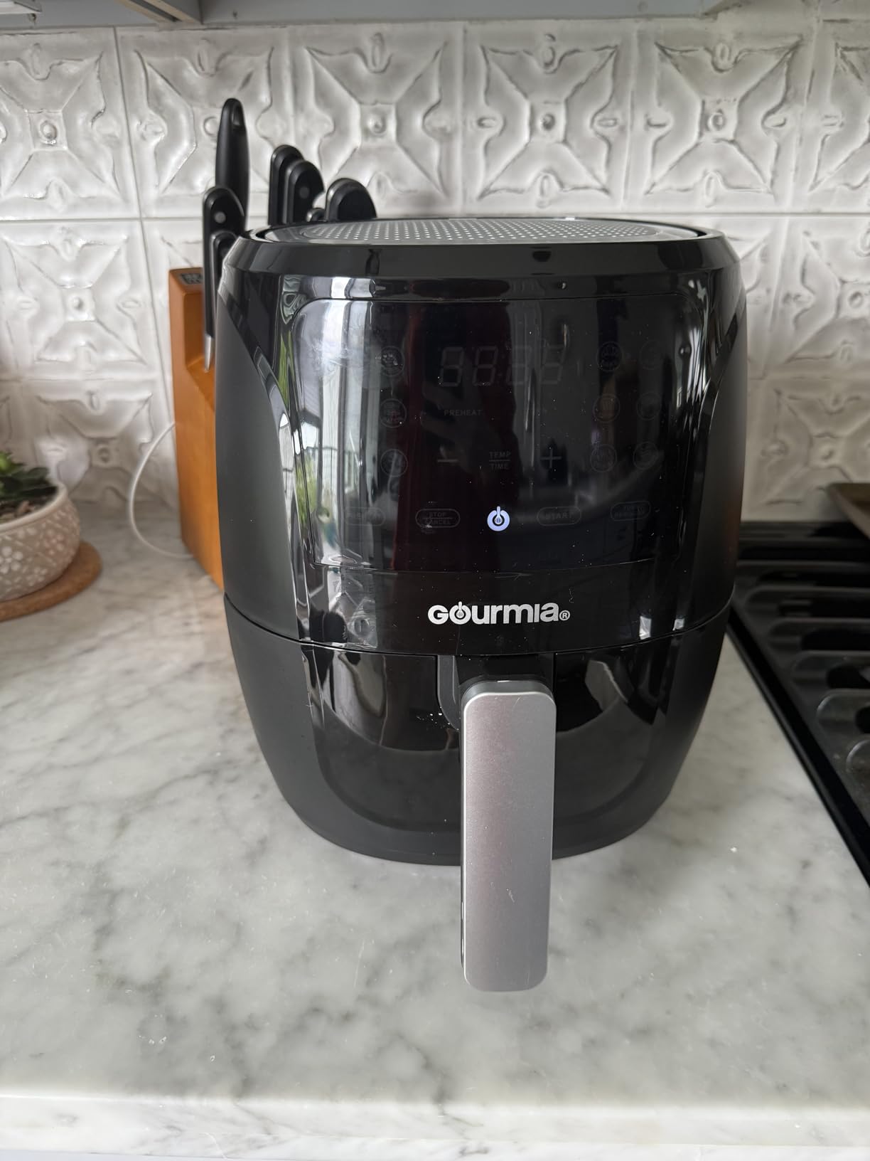 Gourmia Air Fryer - 6 Qt Large Capacity, FryForce 360°, Digital Display with 12 Presets, Roast, Bake, Broil, Dehydrate, Dishwasher Safe Accessories, Black customer photo 1