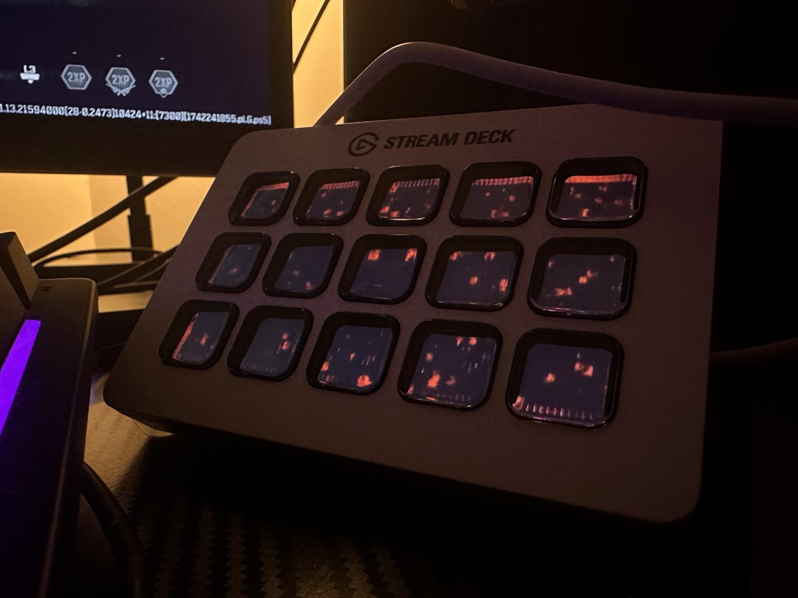 Elgato Stream Deck MK.2 White - Studio Controller, 15 macro keys, trigger actions in apps and software like OBS, Twitch, YouTube and more, works with Mac and PC customer photo 1
