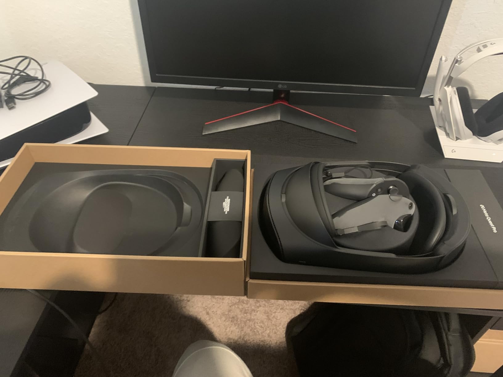 Meta Quest Pro - Advanced All-in-One VR Headset with Face Tracking customer photo 2