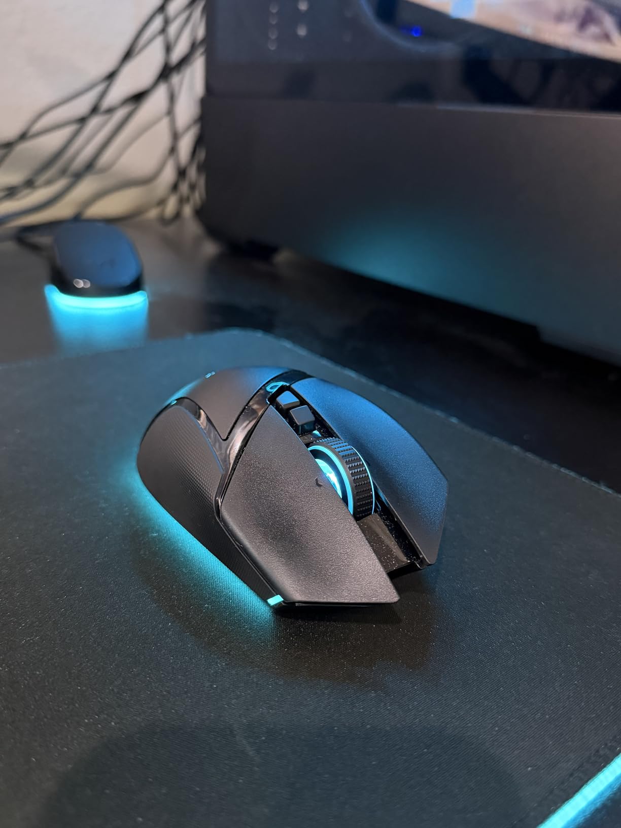 Razer Basilisk V3 Pro Wireless Gaming Mouse: HyperScroll Tilt Wheel - 30K DPI Optical Sensor - Gen-3 Optical Switches - 13-Zone Chroma RGB - 13 Programmable Controls - 3 Connection Modes - Black customer photo 2