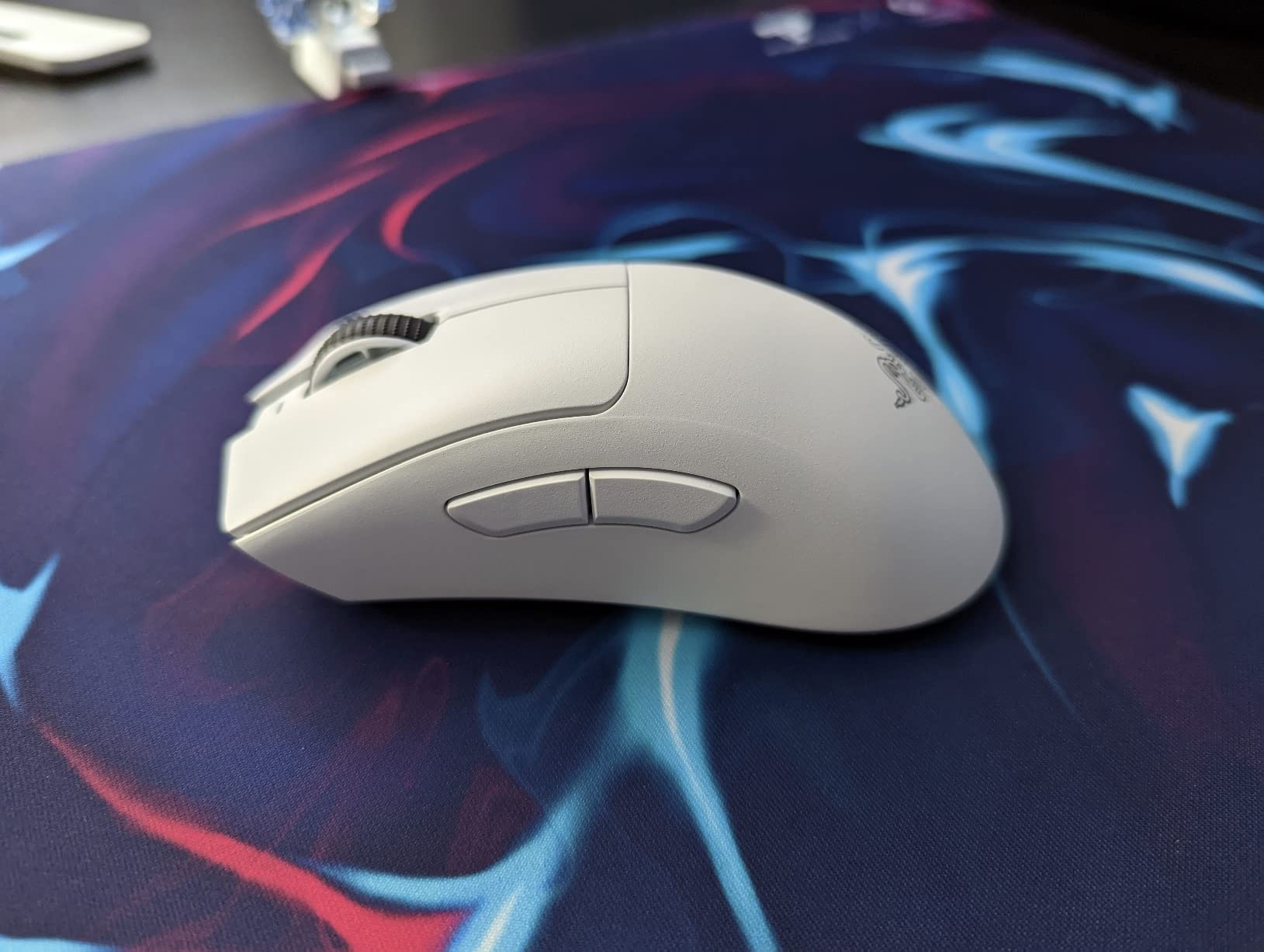 Razer DeathAdder V3 Pro Wireless Gaming Mouse: 64g Lightweight Ergonomic - 30K DPI Optical Sensor - Gen-3 Optical Switches - 8 Programmable Controls - Up to 90 Hr Battery - White customer photo 2