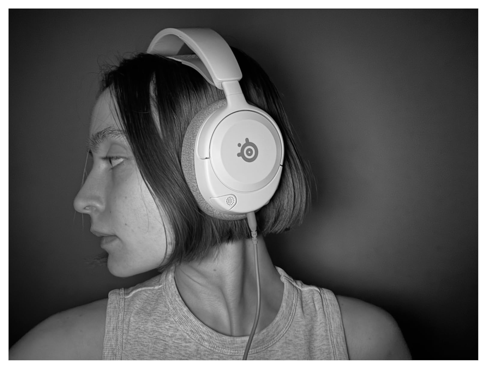 SteelSeries Arctis Nova 1 Multi-System Gaming Headset - Hi-Fi Drivers - 360° Spatial Audio - Comfort Design - Durable - Ultra Lightweight - Noise-Cancelling Mic - PC, PS5/PS4, Switch, Xbox - White customer photo 2
