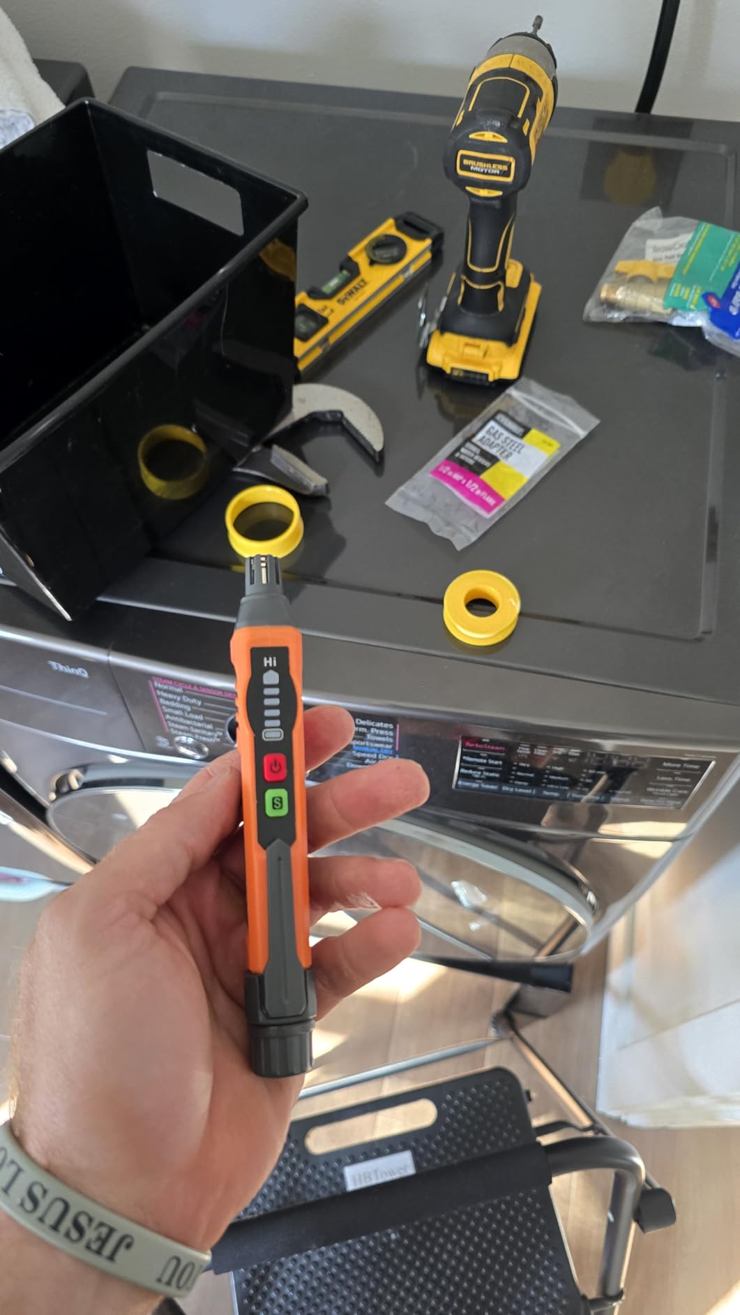 TopTes PT177 Gas Leak Detector with Audible & Visual Alarm, Portable Gas Sniffer to Locate Combustible Leak Sources Like Methane, Propane for Home (Includes Battery x2)-Orange customer photo 1