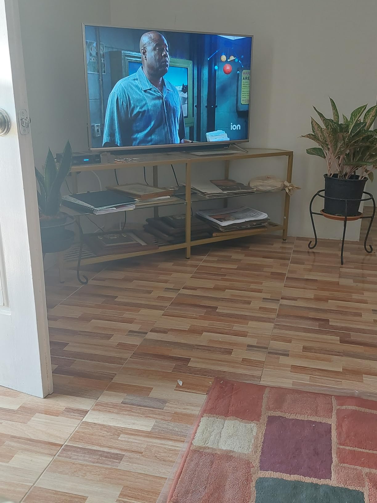 HOOBRO Corner TV Stand with Power Outlet for TVs up to 60