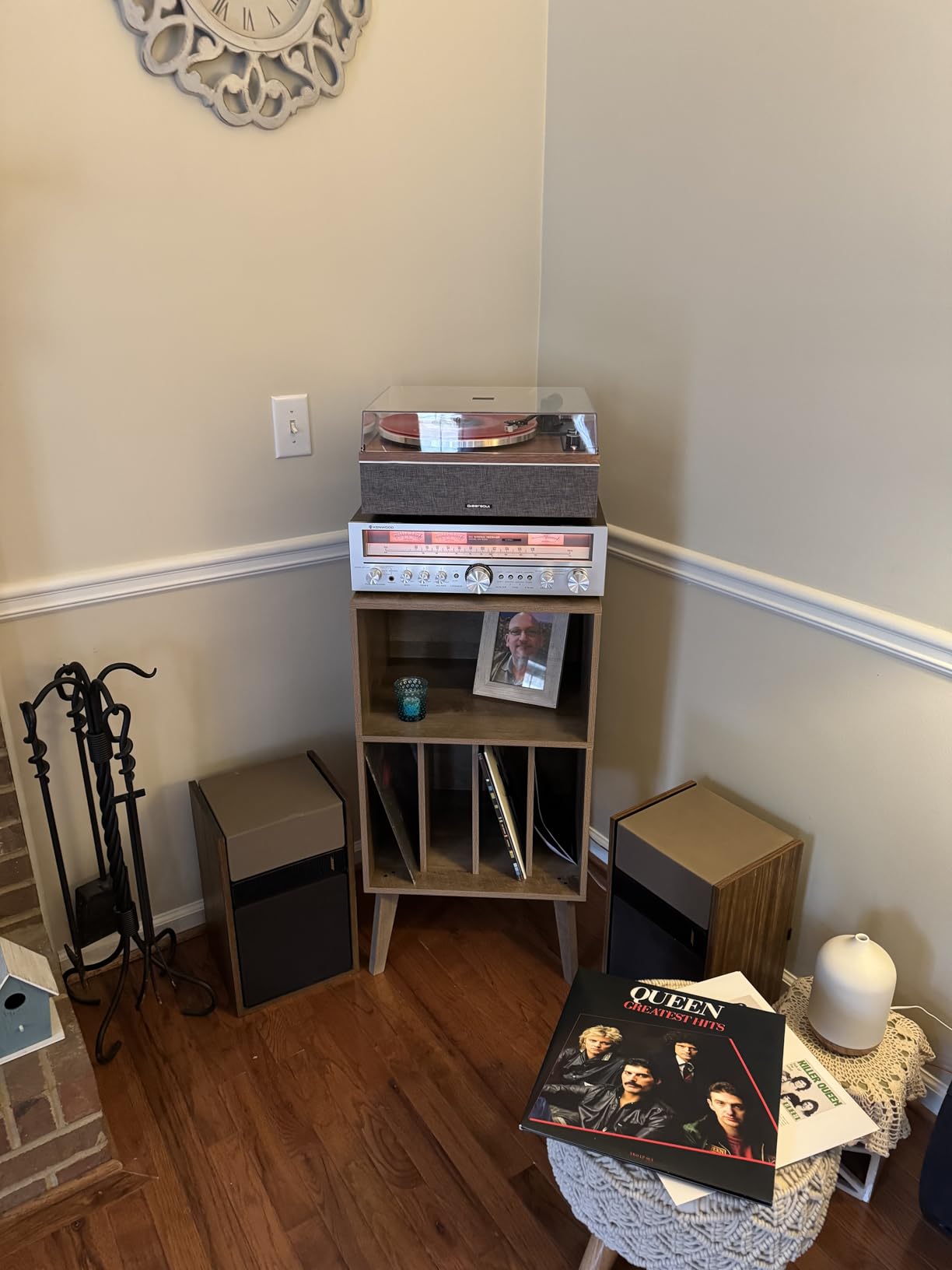 Lerliuo Record Player Stand, Walnut Turntable Stand Holds up to 160 Albums, Mid-Century Vinyl Storage Cabinet Table with Solid Wood Legs, Record Player Holder Dispaly Shelf for Bedroom Living Room customer photo 1