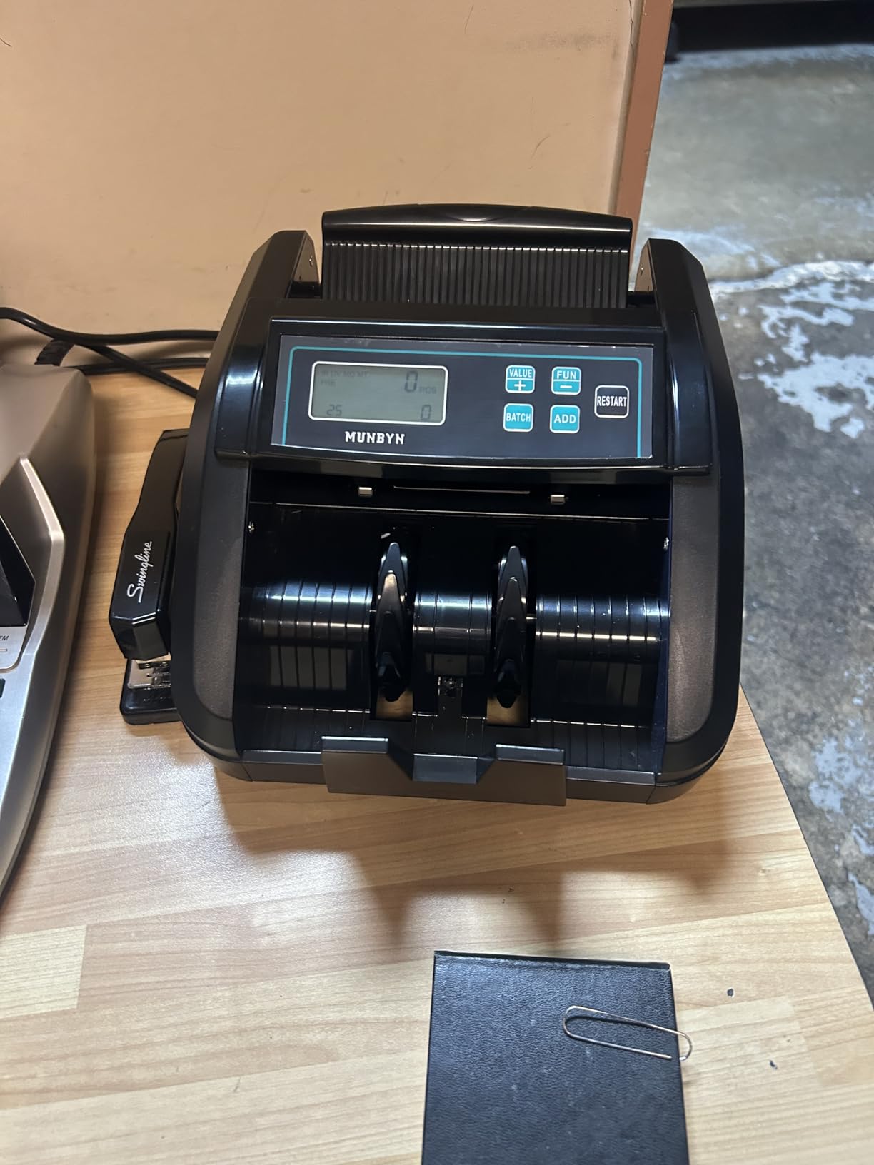 MUNBYN IMC51 Money Counter Machine Count Value, Add+Batch/Add+ Value Mode Bill Counter, UV/MG/IR/MT Detection, USD only Cash Counter, 1100 Bills/min, Money Counting Machine with LCD Display (Black) customer photo 2