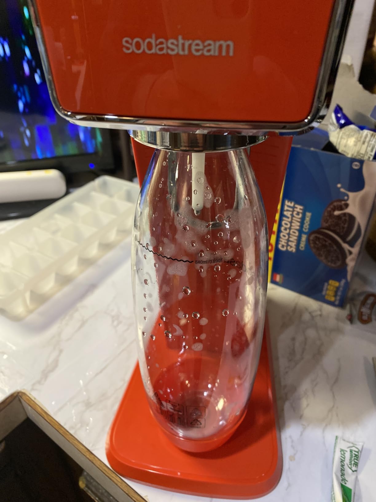 SodaStream ART Sparkling Water Maker - STARTER KIT - CQC CO2 system - Includes 1x CO2 Cylinder, 1x32 & 1x16 Fl Oz Dishwasher Safe Bottles - Black customer photo 2